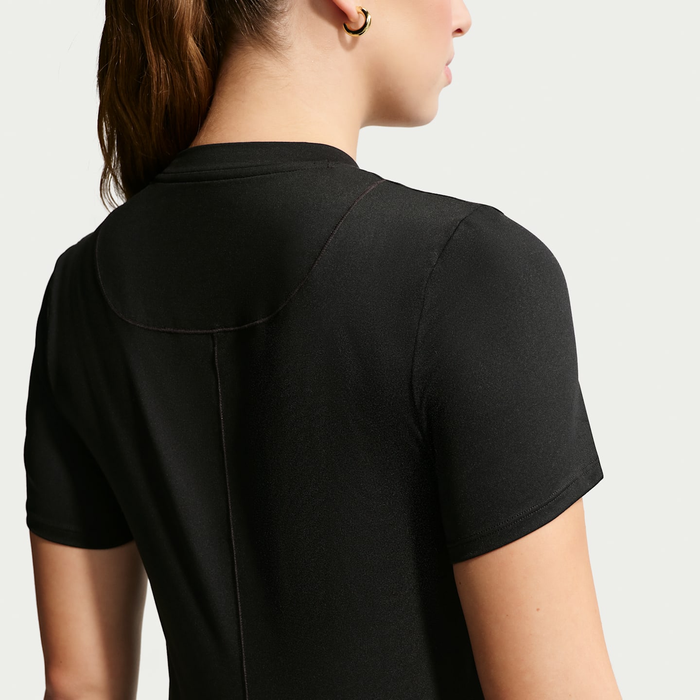 Женский топ для беременных Nike (M) One Dri-FIT Slim-Fit с коротким рукавом, цвет: Чёрный / Белый — фото 2