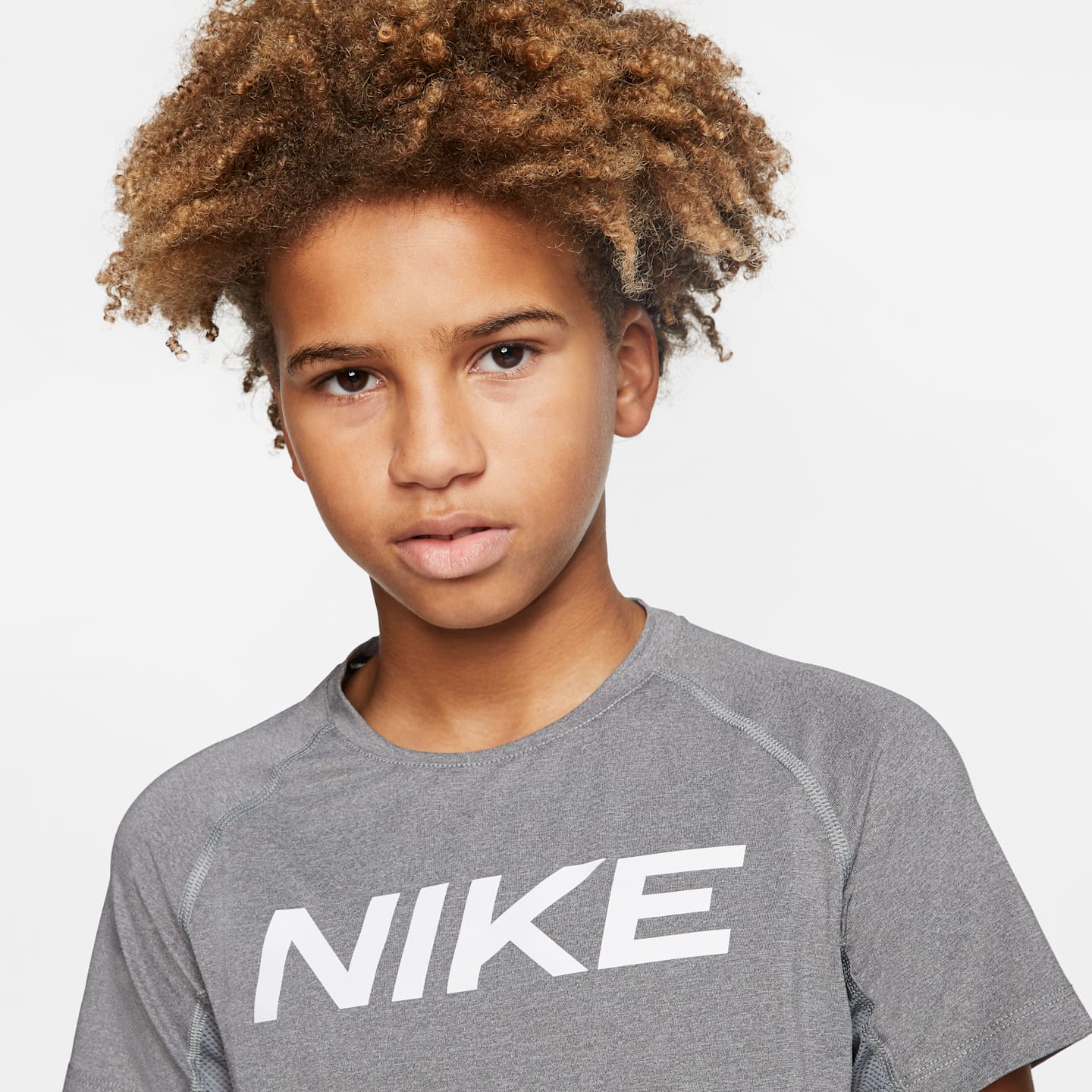 Топ Nike Pro Short-Sleeve Training для мальчиков, цвет: Карбоновый меланжевый / Белый — фото 3