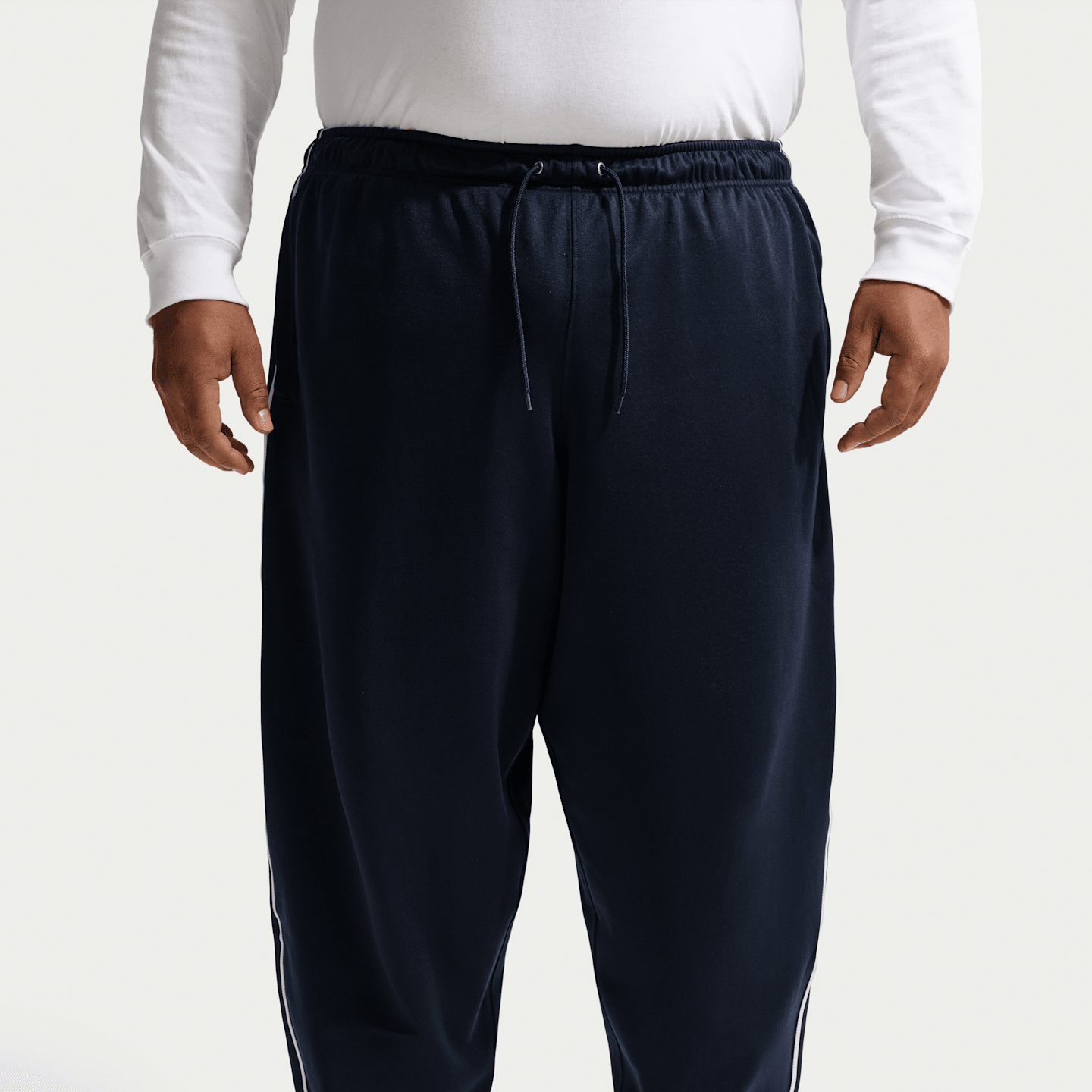 Мужские брюки Nike Sportswear Club Oversized Knit Track Pants, цвет: Обсидиановый / Белый — фото 7