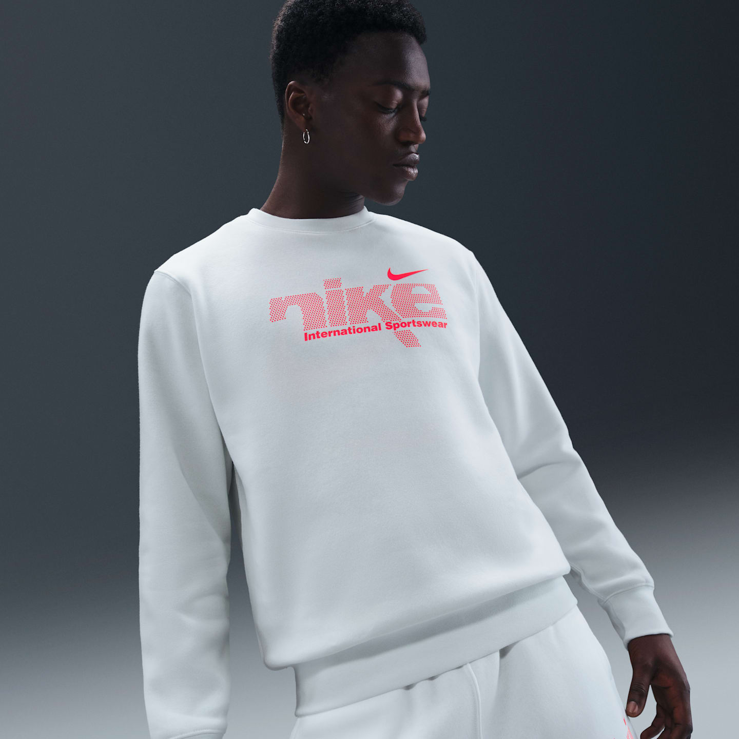 Мужской флисовый свитшот Nike Sportswear Club, цвет: Снежный белый / Малиновый