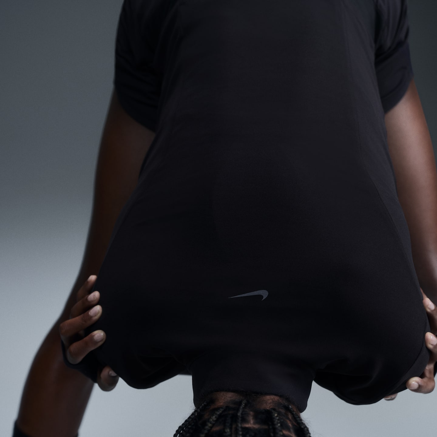 Женский топ Nike Zenvy Dri-FIT на молнии с длинным рукавом, цвет: Чёрный / Холодный серый — фото 3