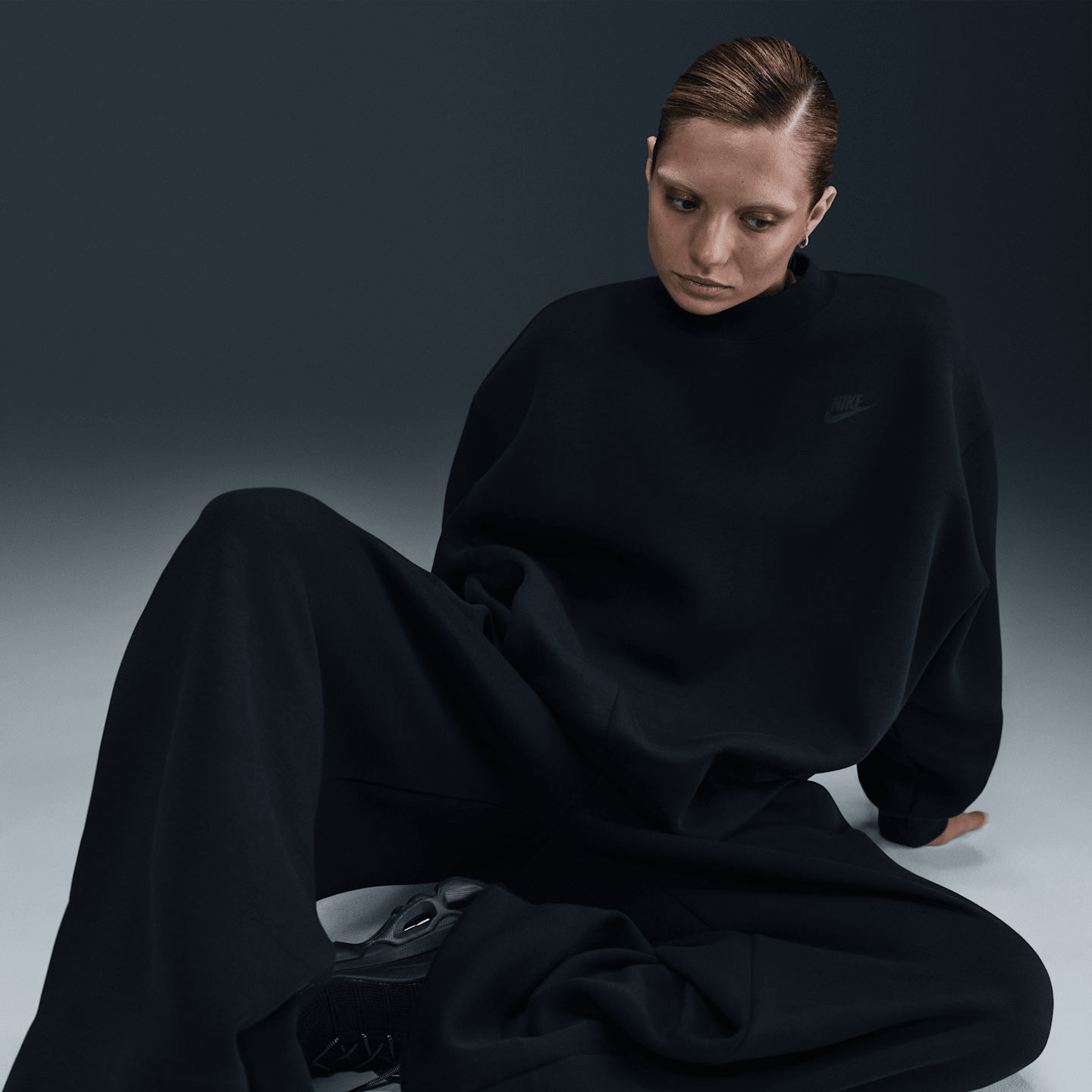 Женский свитшот Nike Sportswear Tech Fleece оверсайз, цвет: Чёрный — фото 3
