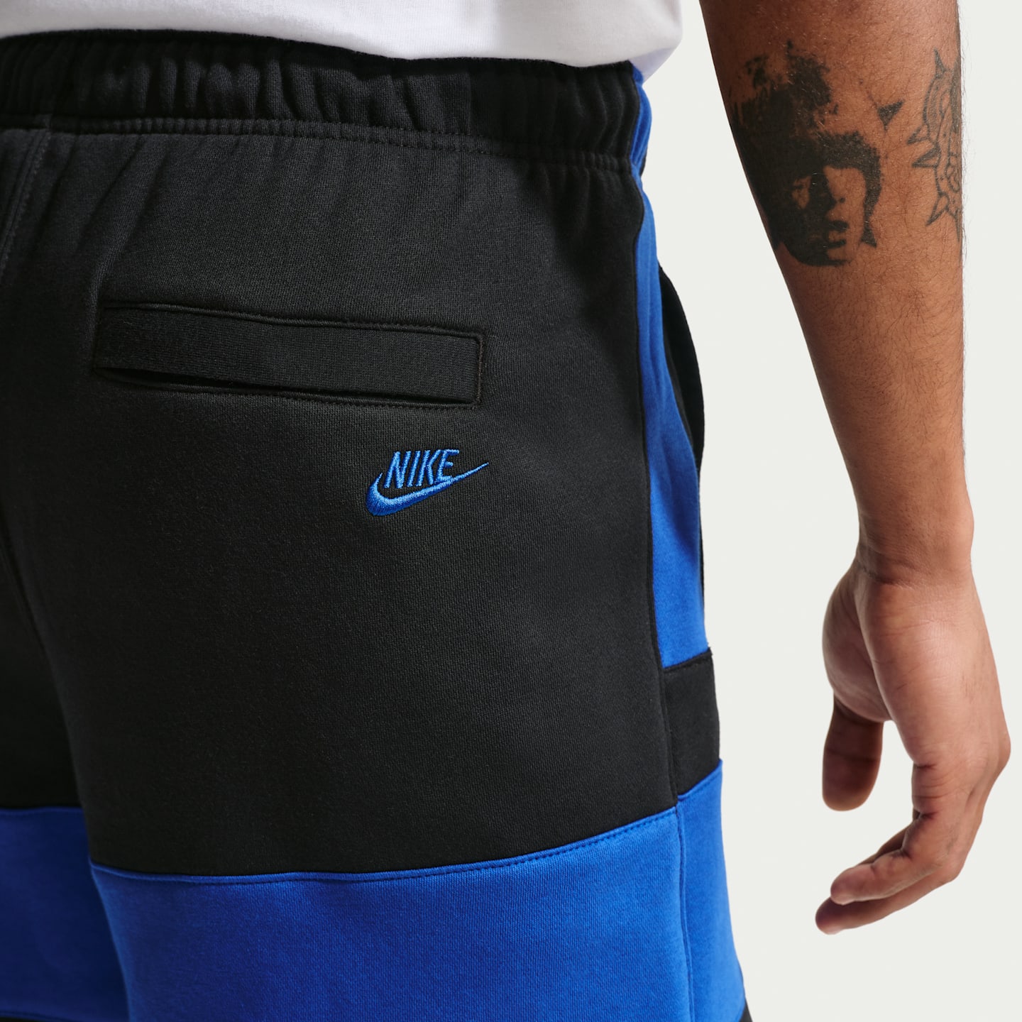 Мужские флисовые шорты Nike Sportswear Club, цвет: Чёрный / Королевский синий — фото 3