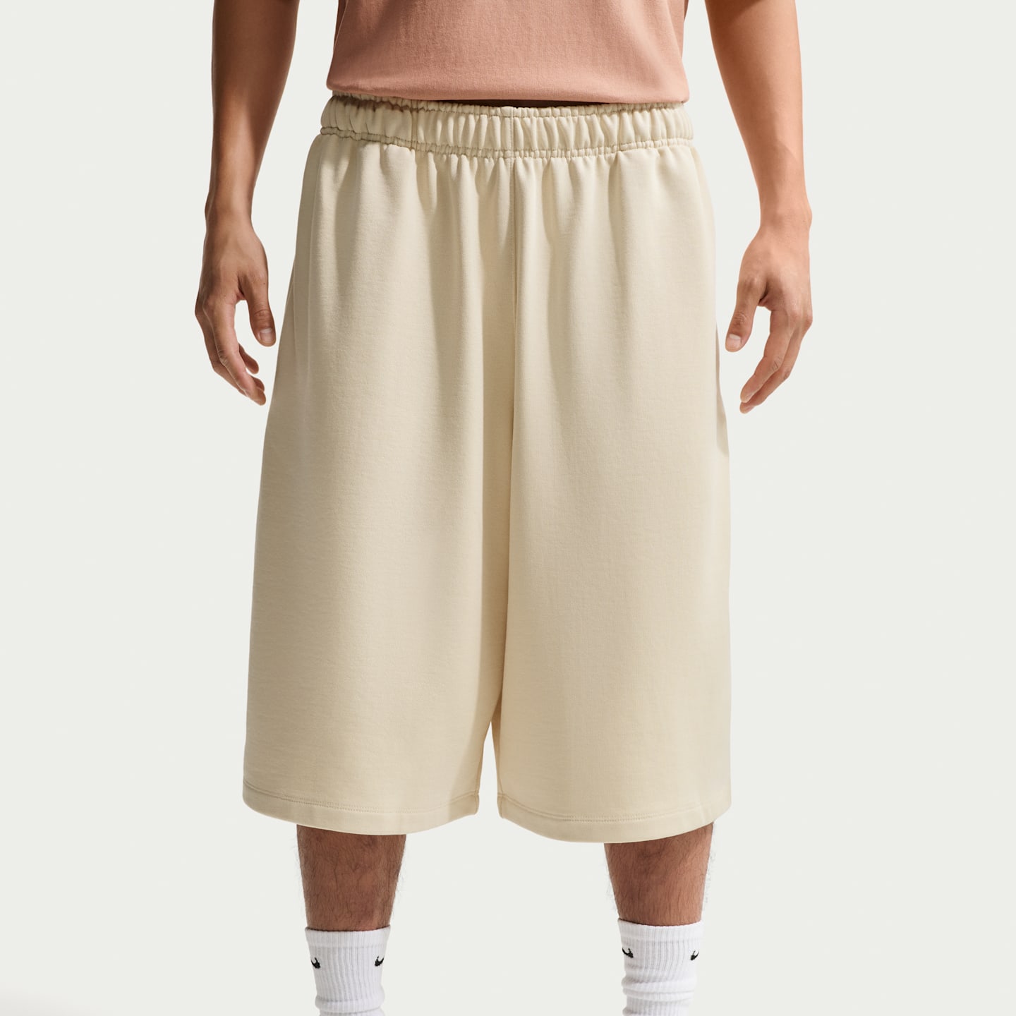 Мужские шорты Nike Sportswear Club из френч терри оверсайз, цвет: Светлый хаки / Белый — фото 2