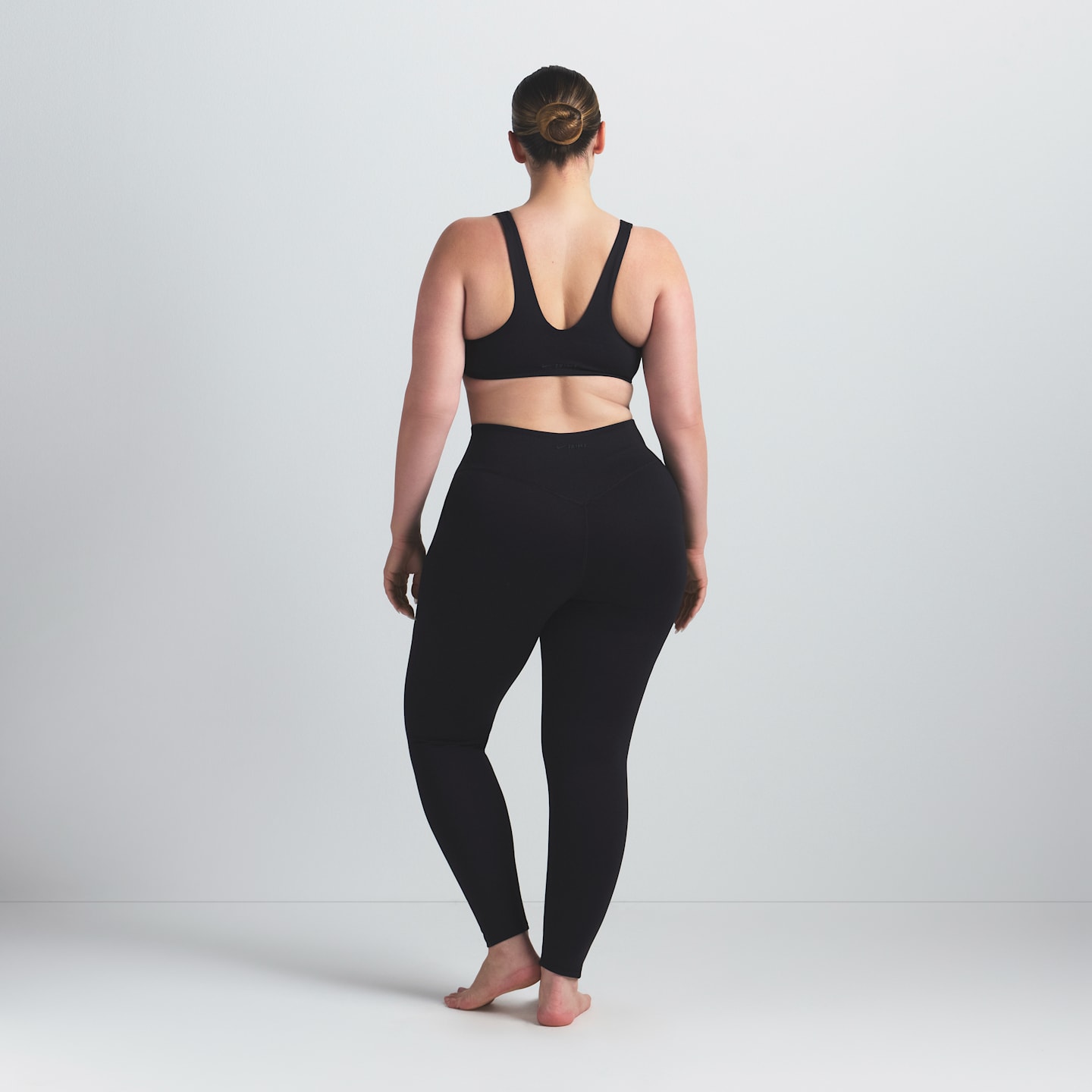 Женские легинсы NikeSKIMS Matte с высокой талией, 26", с захватом под коленом, цвет: Обсидиановый — фото 10