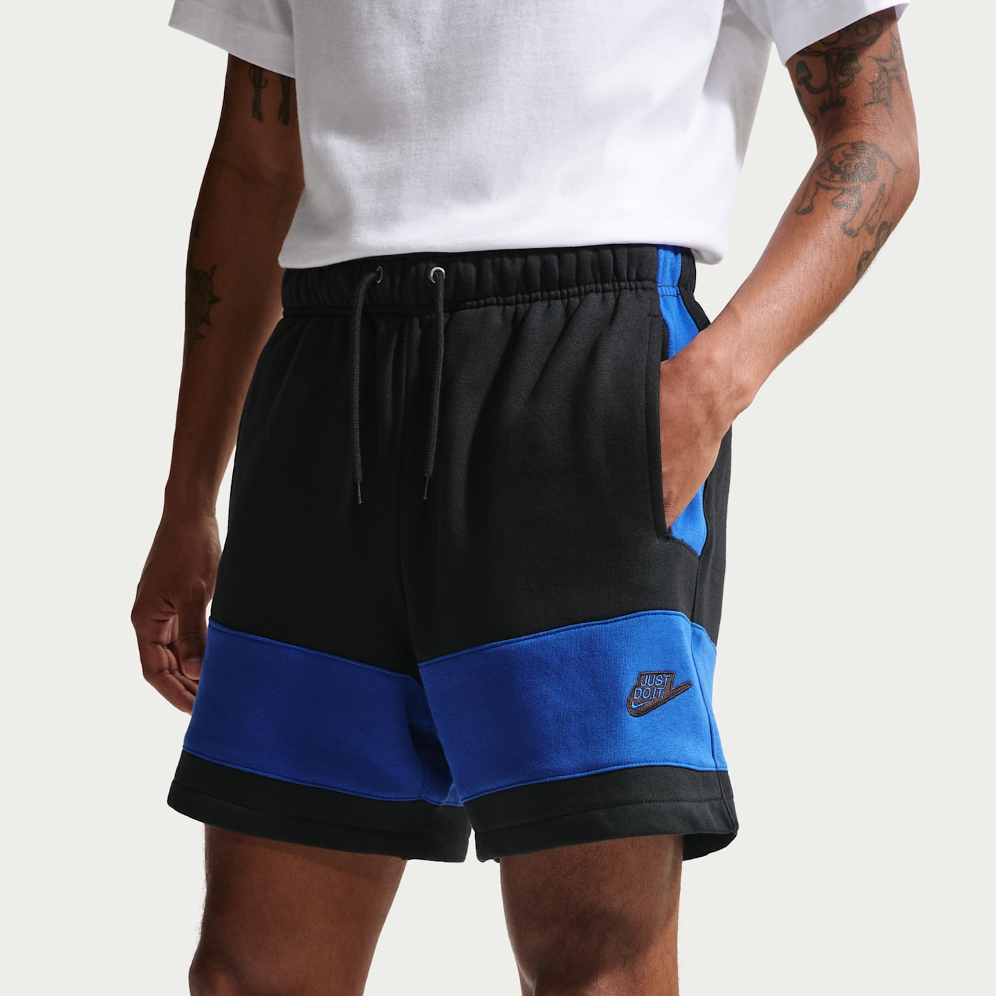 Мужские флисовые шорты Nike Sportswear Club, цвет: Чёрный / Королевский синий — фото 2