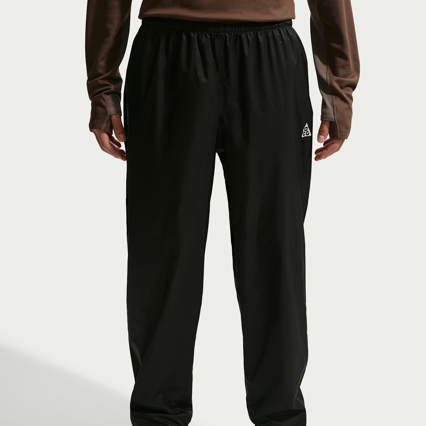 Мужские водонепроницаемые брюки Nike ACG "Trailwind" Storm-FIT ADV, цвет: Чёрный / Снежный белый — фото 2