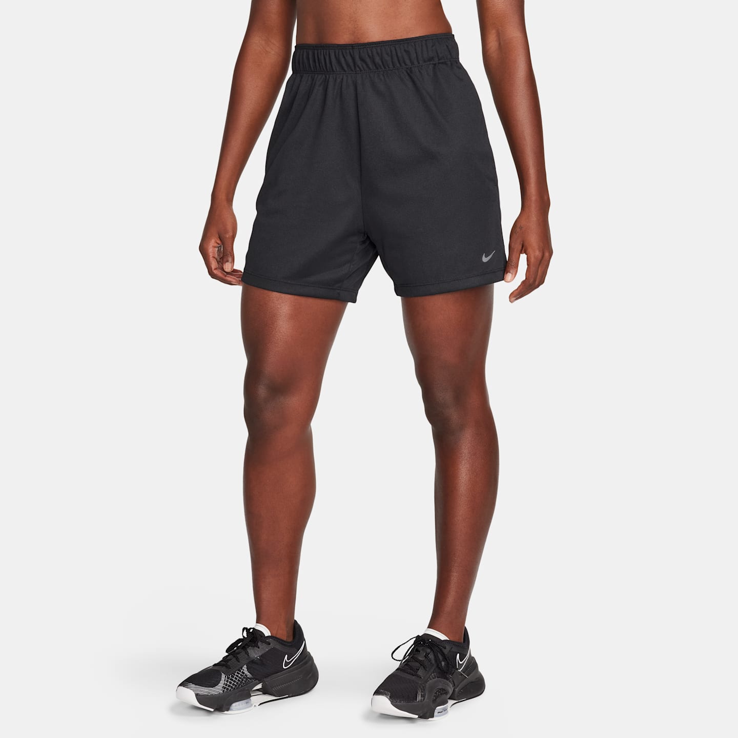 Женские шорты 5" без подкладки Nike Attack Dri-FIT для фитнеса со средней посадкой, цвет: Чёрный / Белый — фото 1