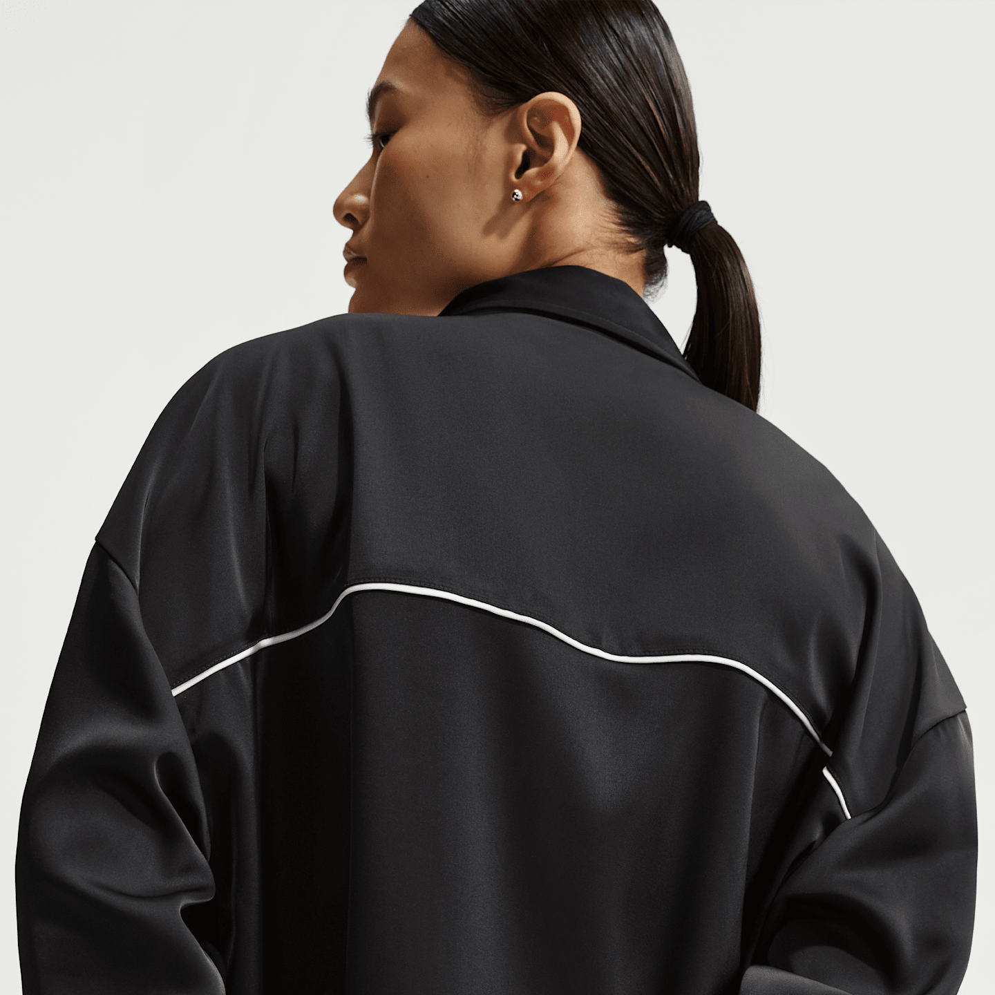 Женский атласный топ Nike Sportswear оверсайз с длинным рукавом, цвет: Чёрный / Молочный — фото 2