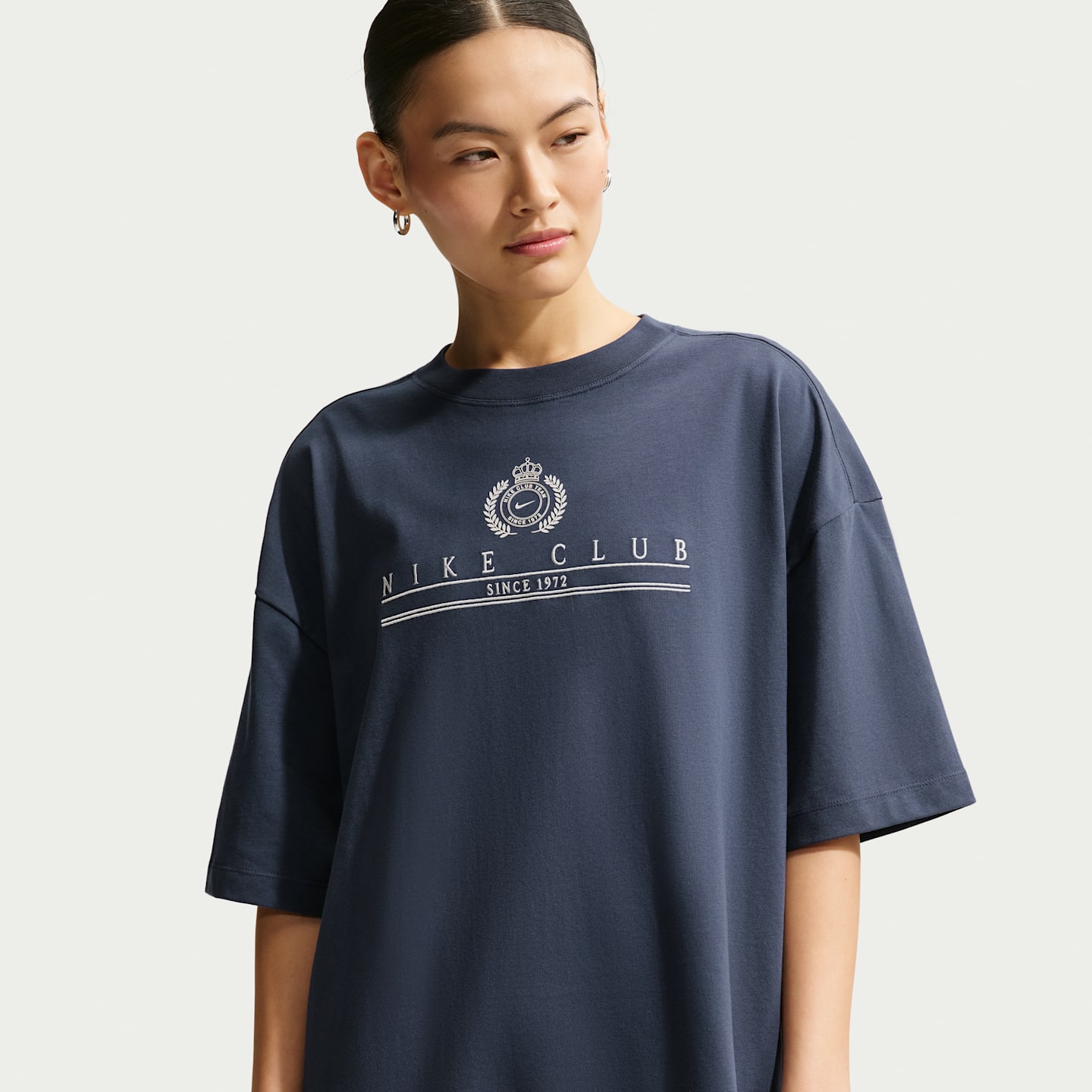 Женская футболка Nike Sportswear Classic Oversized Short-Sleeve T-Shirt, цвет: Синий / Молочный — фото 1