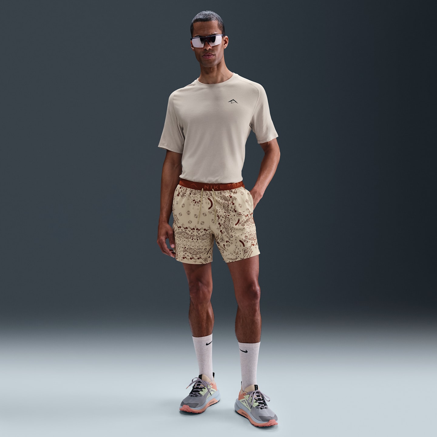 Мужские беговые шорты Nike Trail Dri-FIT, 6", со вшитыми трусами, цвет: Пустынный хаки / Коричный — фото 1