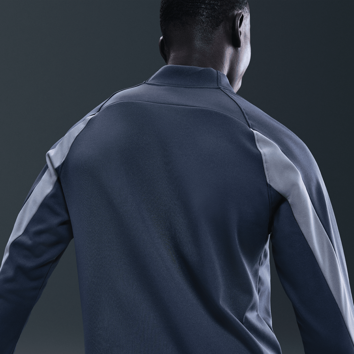 Мужской топ Nike Academy Winter Warrior Therma-FIT 1/2-Zip Soccer, цвет: Синий / Холодный серый — фото 2