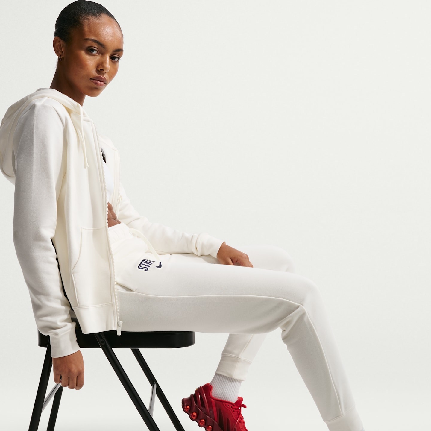 Женские флисовые футбольные брюки со средней посадкой Nike Usmnt Club, цвет: Молочный / Тёмно-синий — фото 4