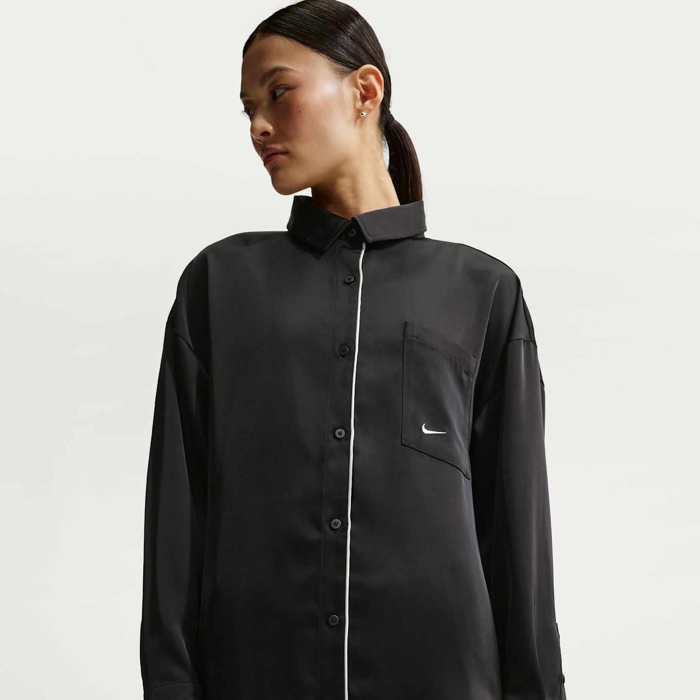Женский атласный топ Nike Sportswear оверсайз с длинным рукавом, цвет: Чёрный / Молочный — фото 1