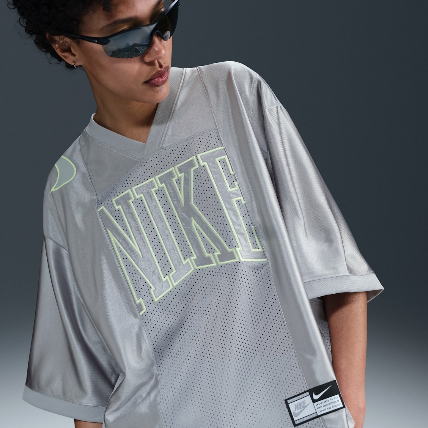 Женское джерси Nike Sportswear оверсайз с принтом и коротким рукавом, цвет: Серый / Кислотно-жёлтый — фото 1