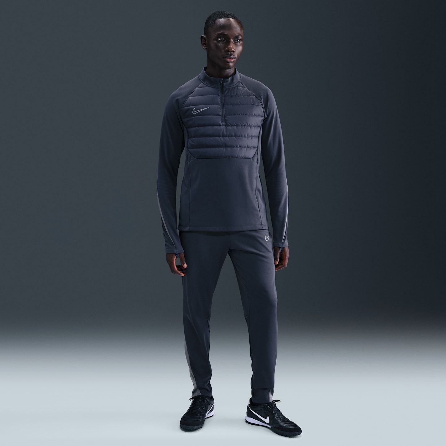 Мужской топ Nike Academy Winter Warrior Therma-FIT 1/2-Zip Soccer, цвет: Синий / Холодный серый — фото 4