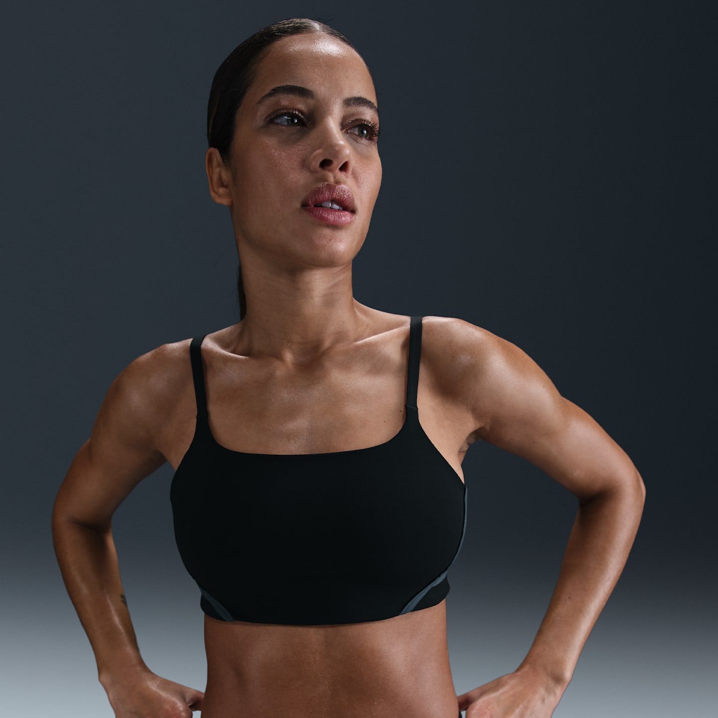 Женский спортивный бра-трансформер Nike One лёгкой поддержки с лёгкой подкладкой, цвет: Чёрный / Тёмно-синий — фото 1