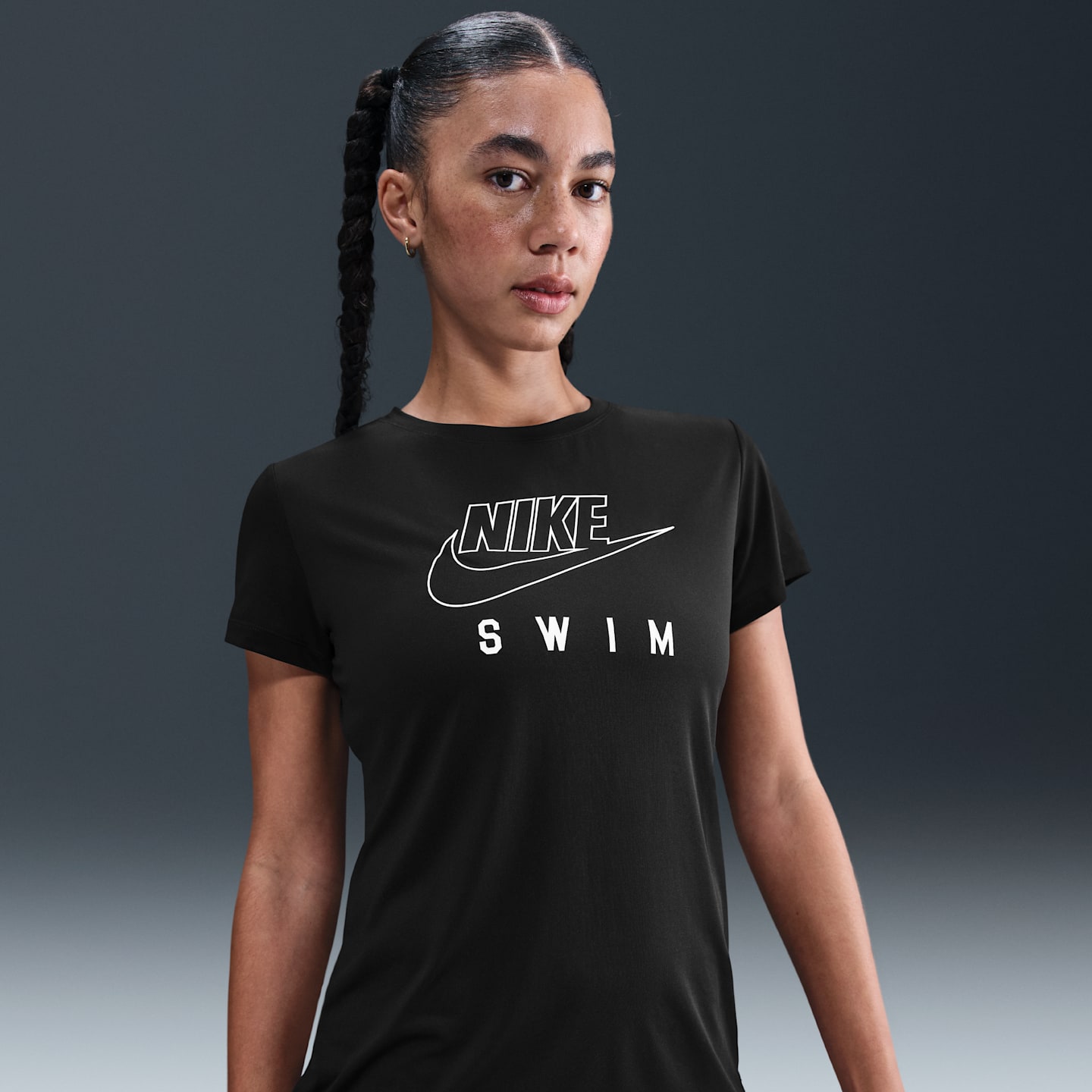 Женская плавательная футболка Nike Swim Swoosh Hydroguard с коротким рукавом, цвет: Чёрный — фото 1