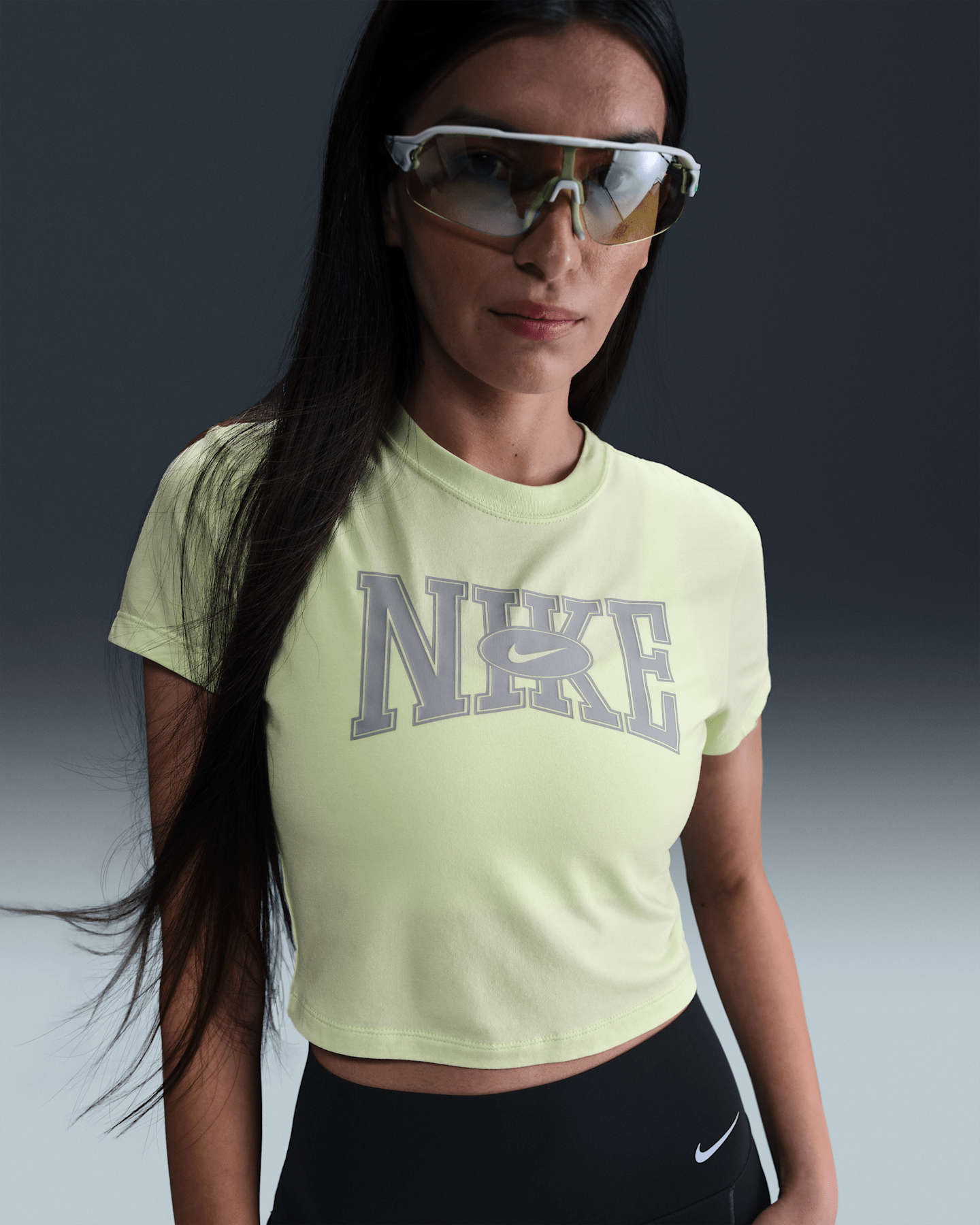 Женская приталенная укороченная футболка Nike Sportswear, цвет: Светлый лаймовый — фото 6