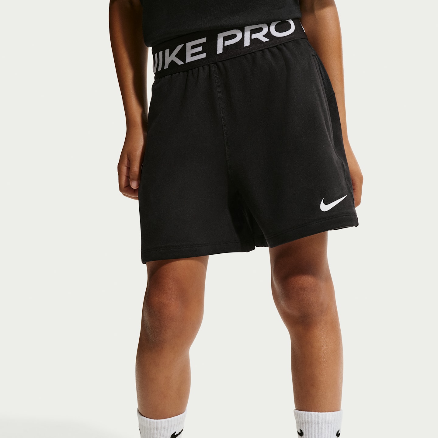 Детские флисовые шорты для мальчиков Nike Pro Dri-FIT, цвет: Чёрный / Белый — фото 2