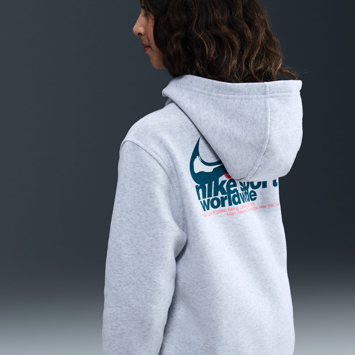 Детское худи Nike Sportswear Club Fleece, цвет: Берёзовый меланжевый / Малиновый — фото 4