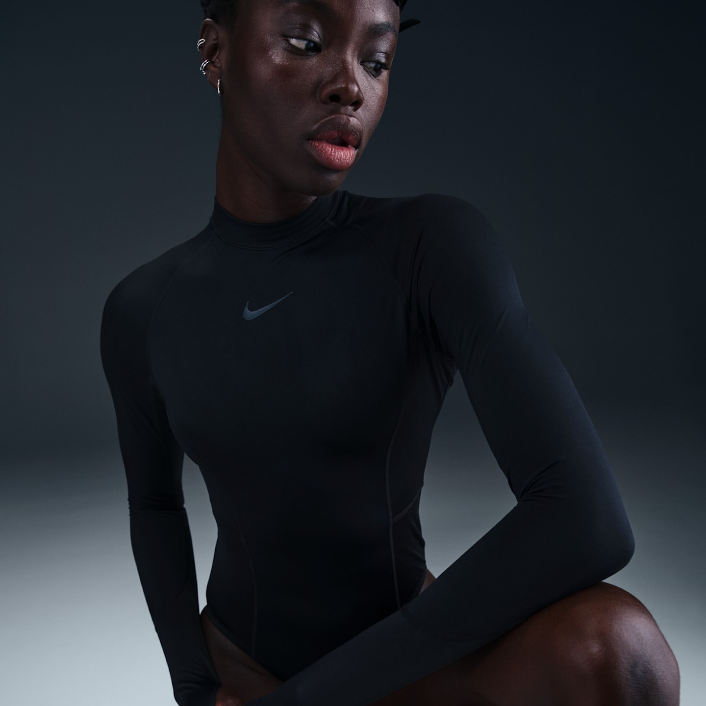 Женский слитный купальник Nike Swim Hydralock Fusion с длинным рукавом, цвет: Чёрный — фото 5