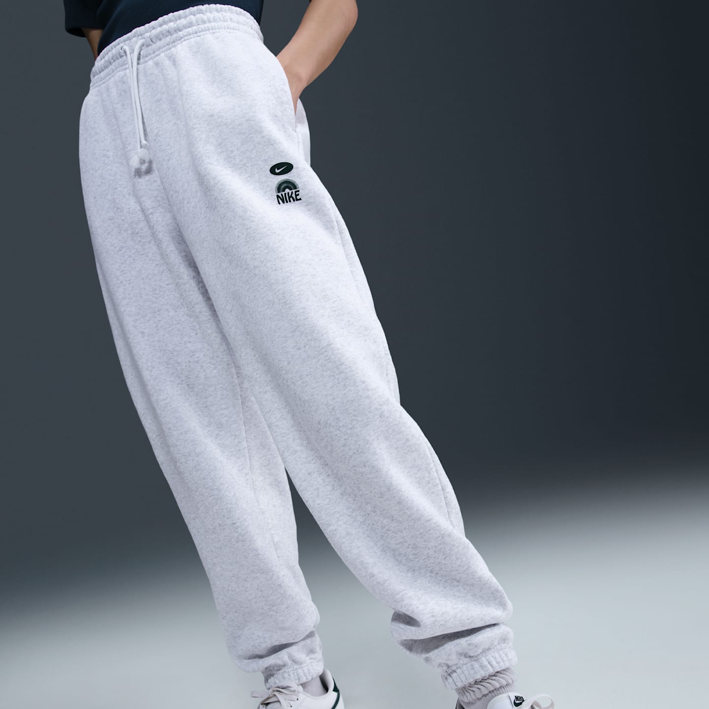 Женские брюки Nike Sportswear Phoenix Fleece High-Waisted Oversized, цвет: Берёзовый меланжевый — фото 2