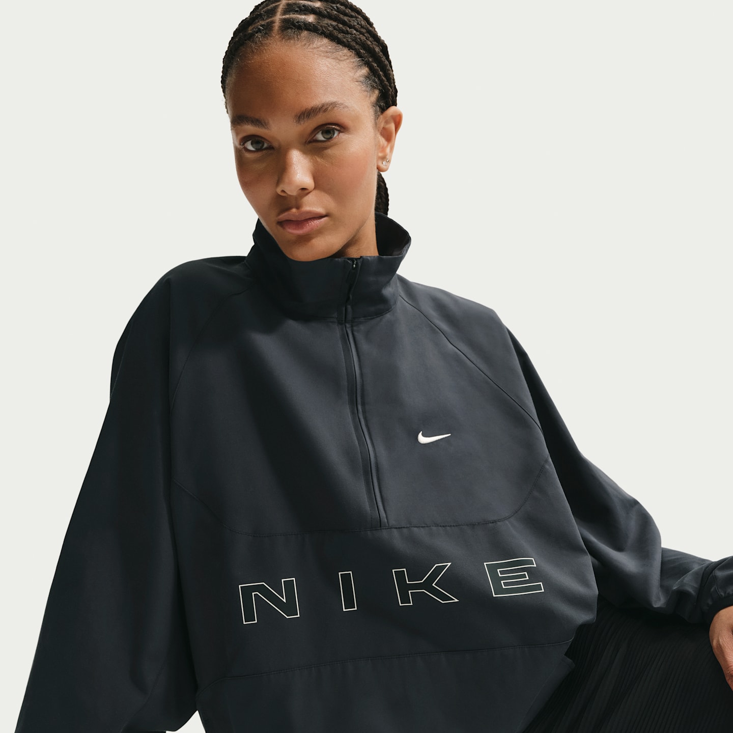 Женская куртка Nike Sportswear оверсайз на молнии 1/4, цвет: Чёрный / Меловой — фото 3