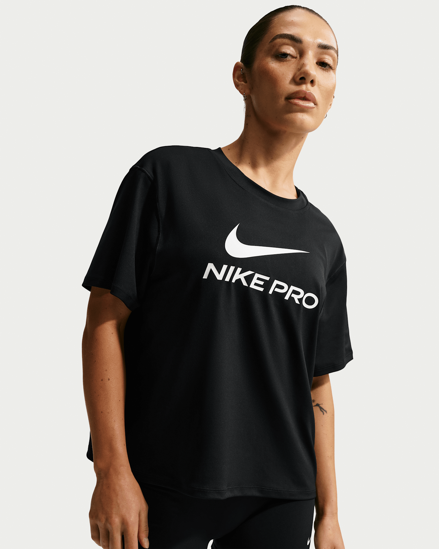 Женская футболка Nike Pro свободного кроя, цвет: Чёрный / Белый — фото 6