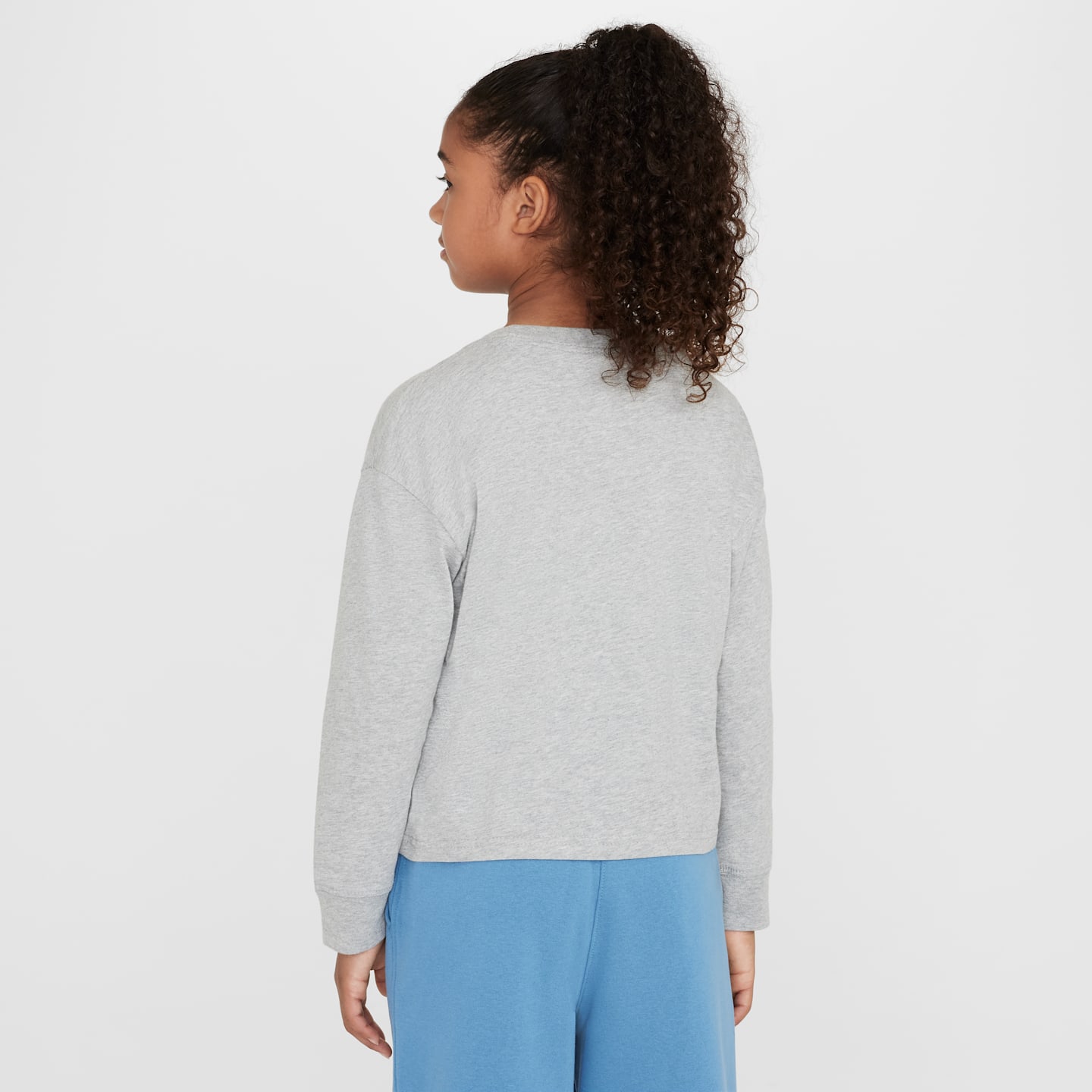 Детская футболка для девочек Nike Sportswear Essential с длинным рукавом, цвет: Тёмный серый меланжевый — фото 2