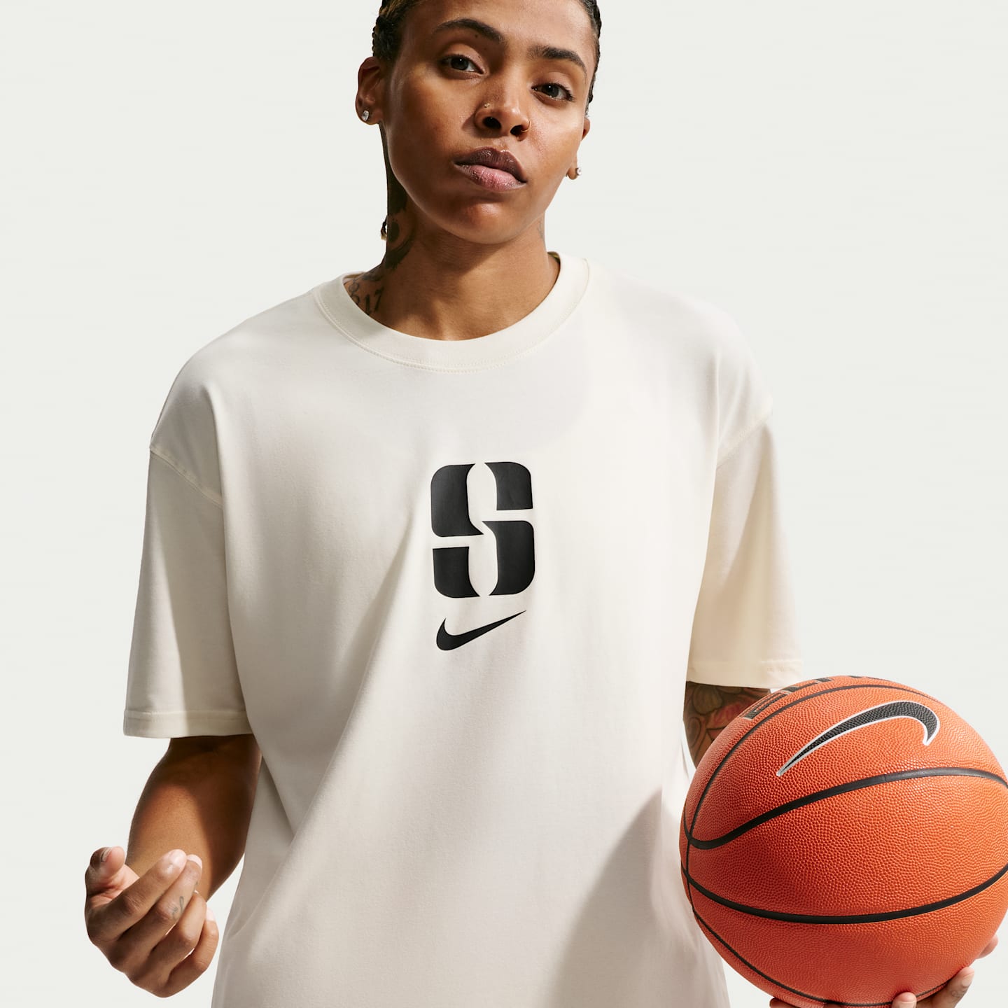 Баскетбольная футболка Nike Sabrina "Put In Work" Dri-FIT, цвет: Кокосовое молоко — фото 2
