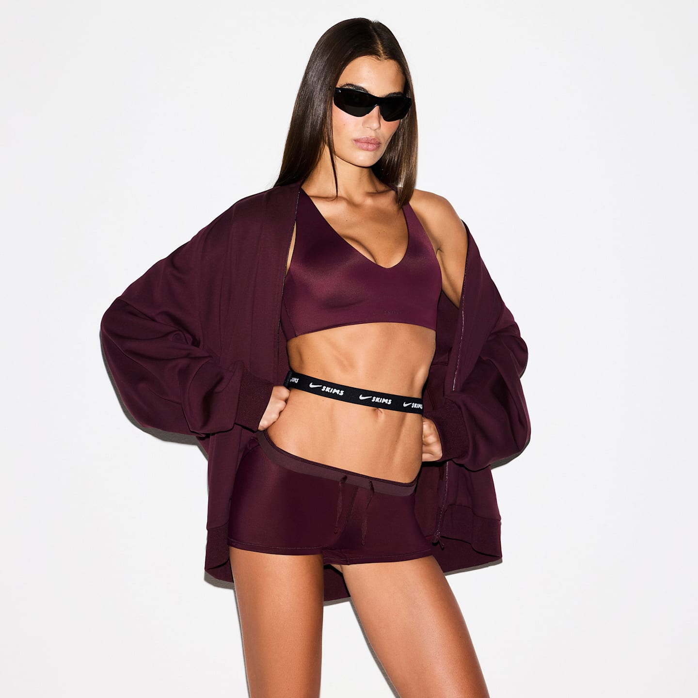 Женская спортивная куртка NikeSKIMS Matte Tricot оверсайз на молнии, цвет: Nskm Currant — фото 2