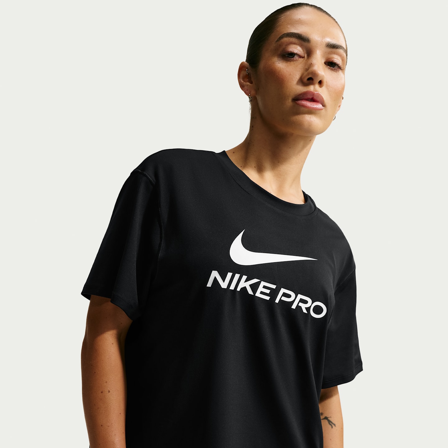 Женская футболка Nike Pro свободного кроя, цвет: Чёрный / Белый — фото 1