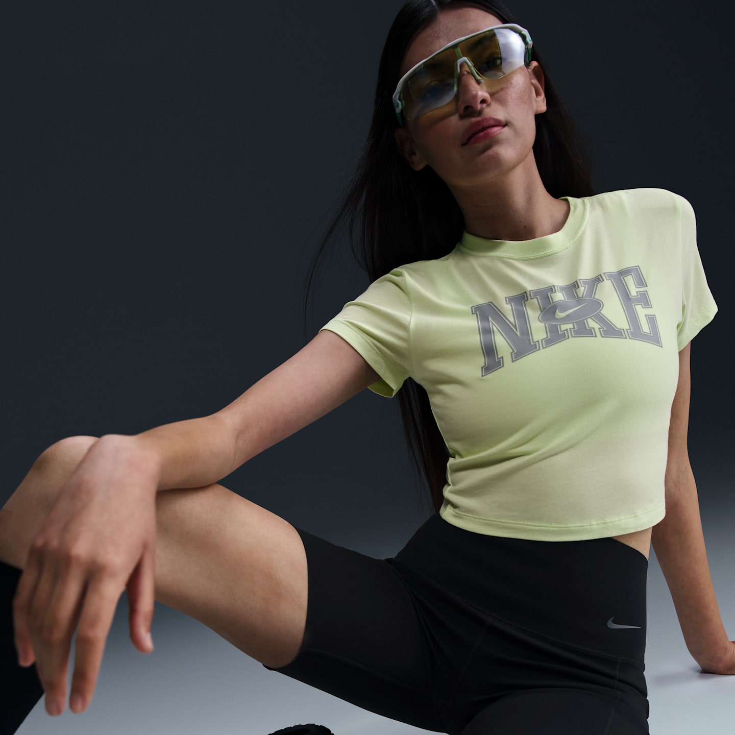 Женская приталенная укороченная футболка Nike Sportswear, цвет: Светлый лаймовый — фото 3