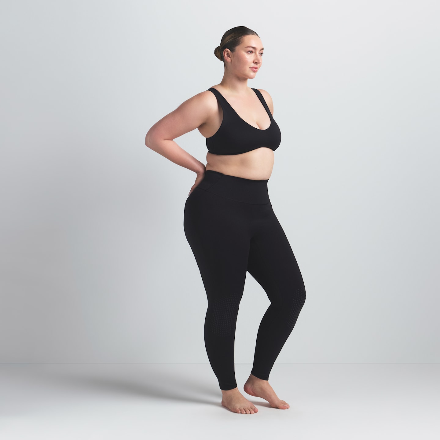 Женские легинсы NikeSKIMS Matte с высокой талией, 26", с захватом под коленом, цвет: Обсидиановый — фото 9