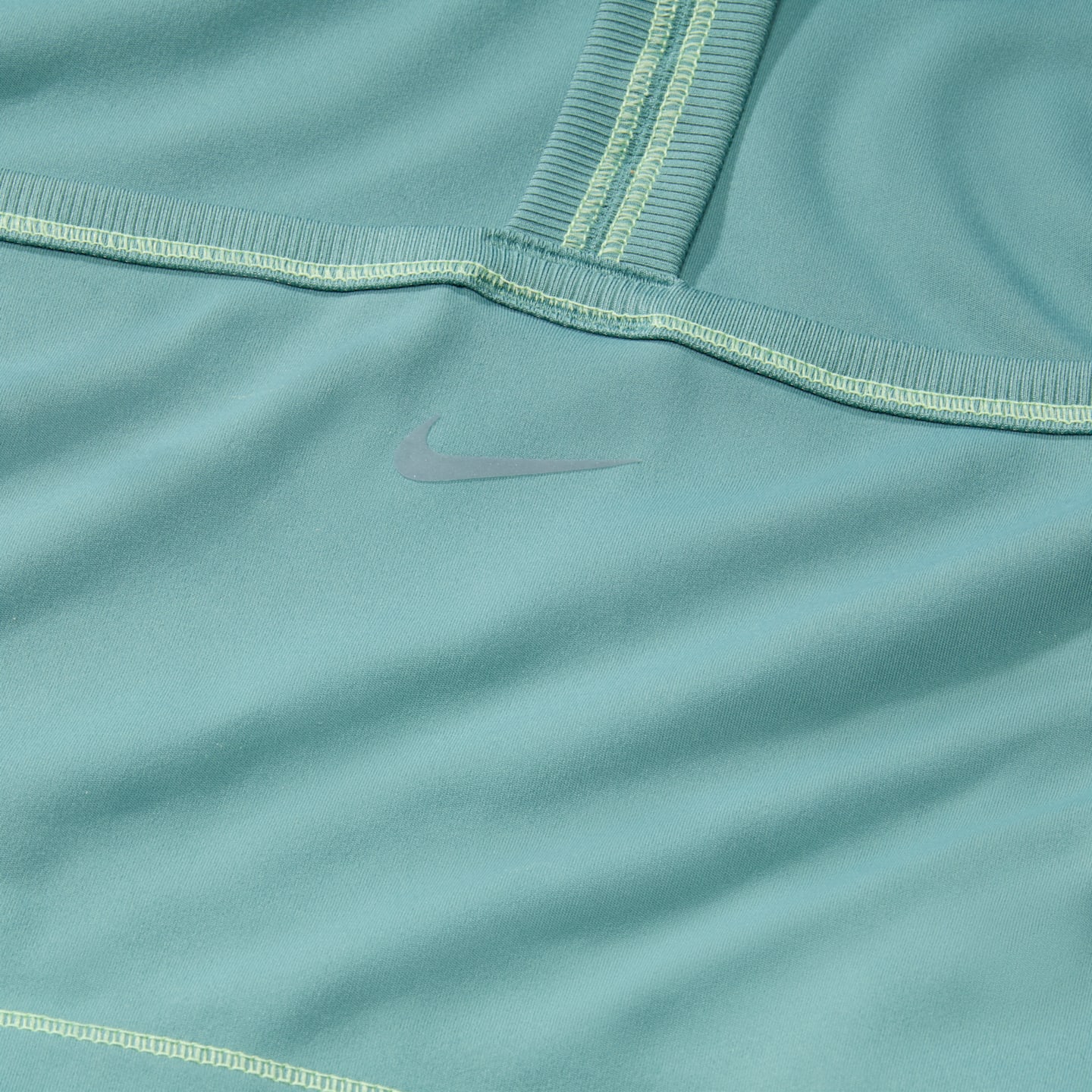 Женская укороченная приталенная майка Nike One Dri-FIT, цвет: Зелёный / Чёрный — фото 7