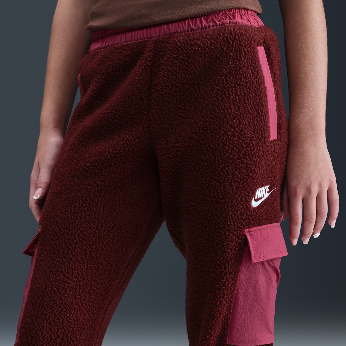 Детские брюки Nike Sportswear Club Fleece Cargo, цвет: Красный / Свекольный — фото 3