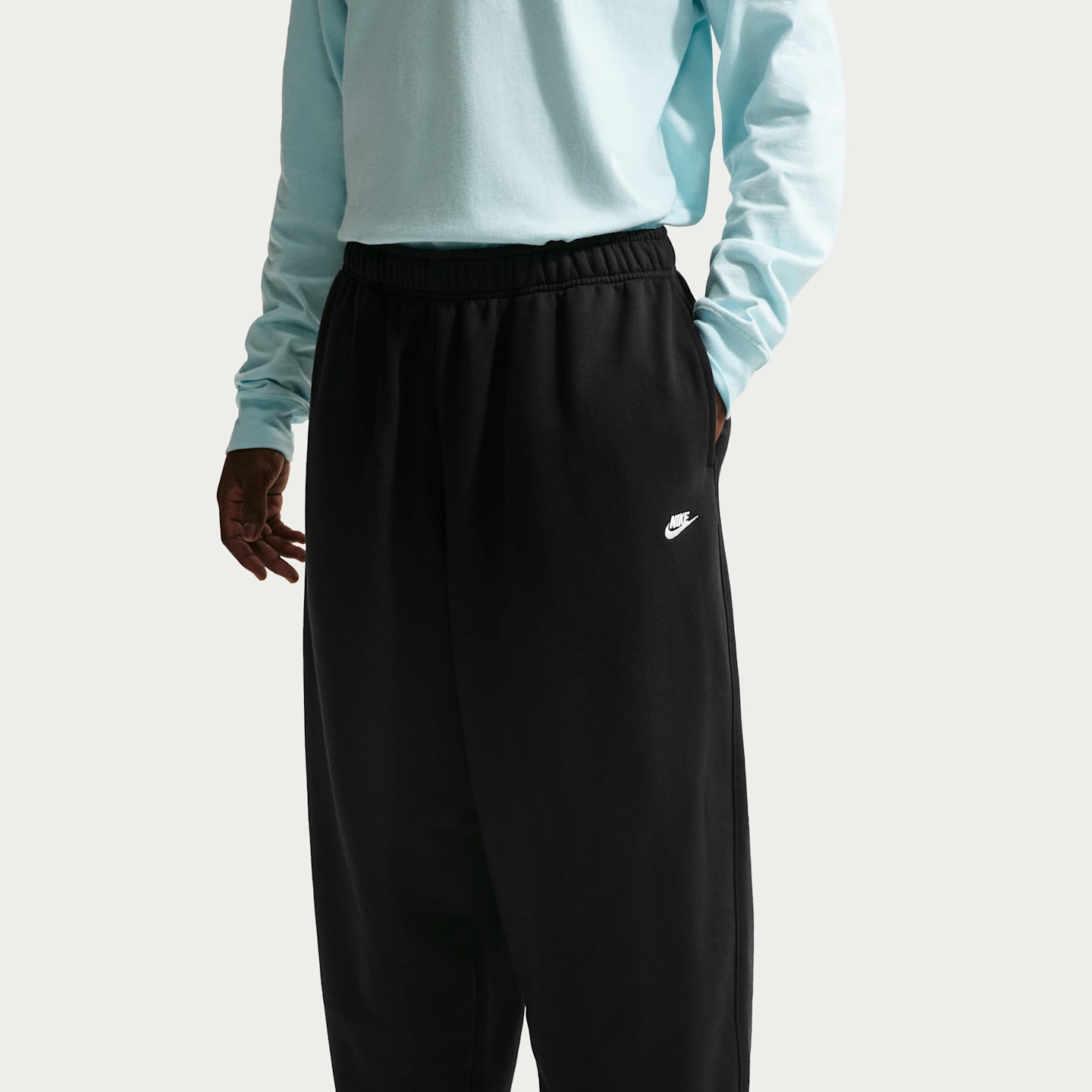 Мужские брюки Nike Sportswear Club из френч терри оверсайз, цвет: Чёрный / Белый — фото 2