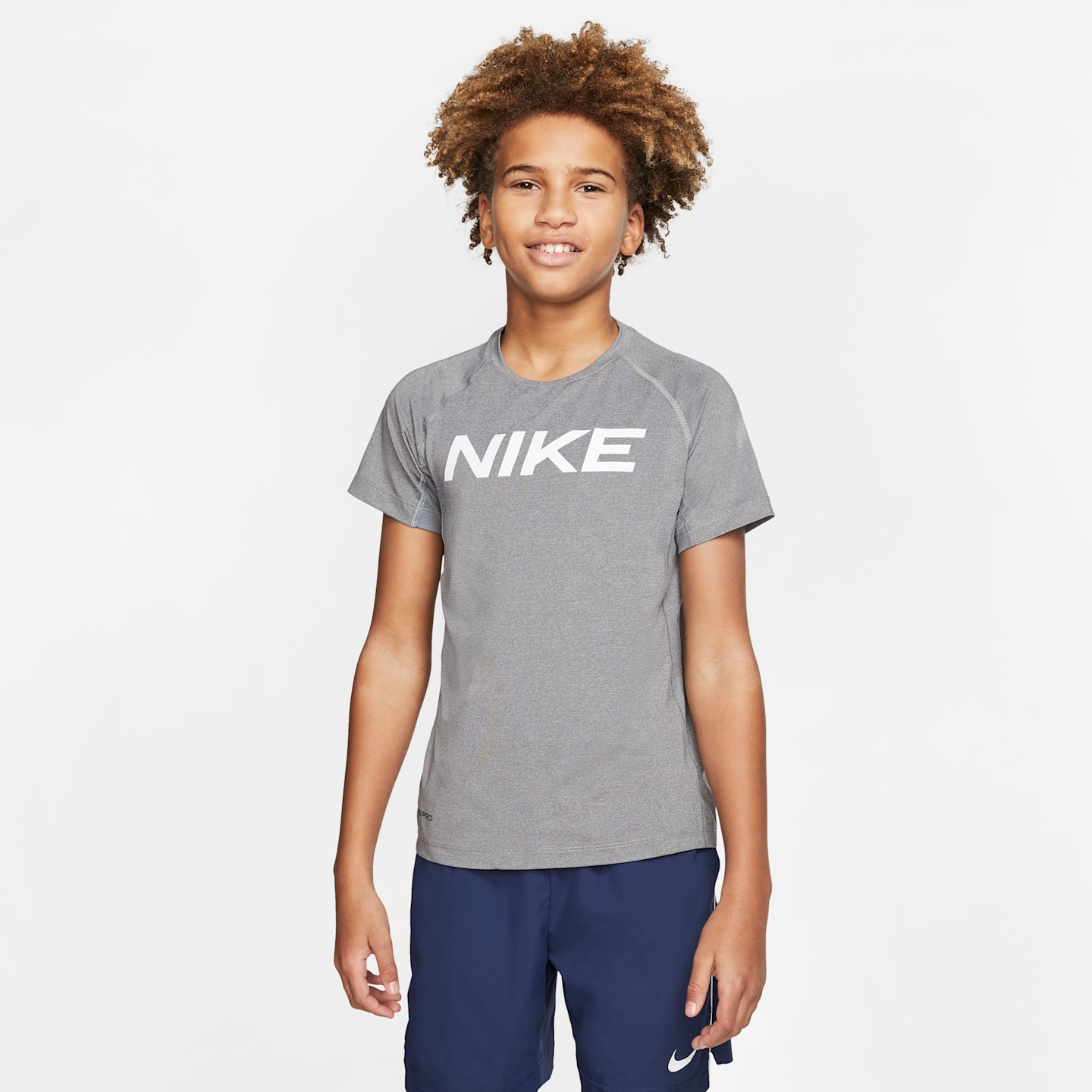 Топ Nike Pro Short-Sleeve Training для мальчиков, цвет: Карбоновый меланжевый / Белый — фото 1