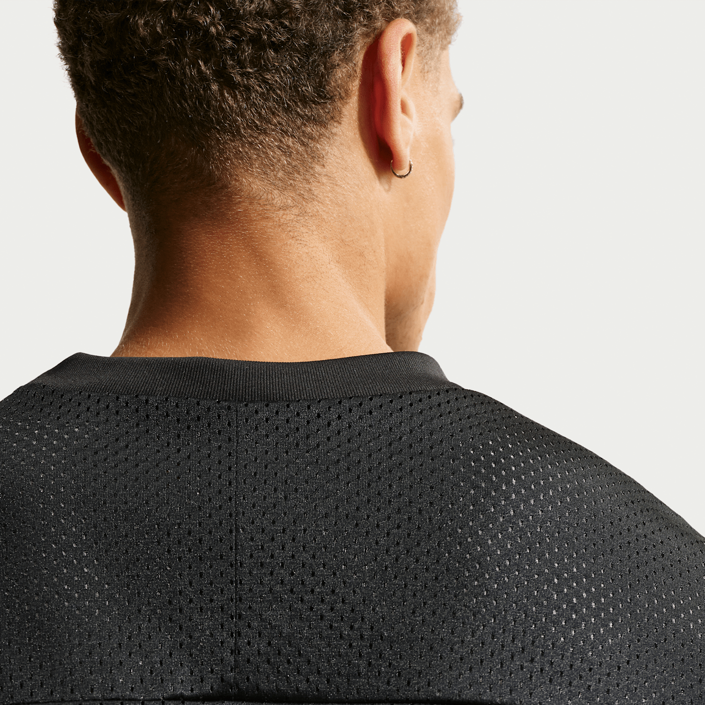 Мужская двусторонняя тренировочная футболка Nike N.A.C. Dri-FIT, цвет: Чёрный / Дымчатый серый — фото 2