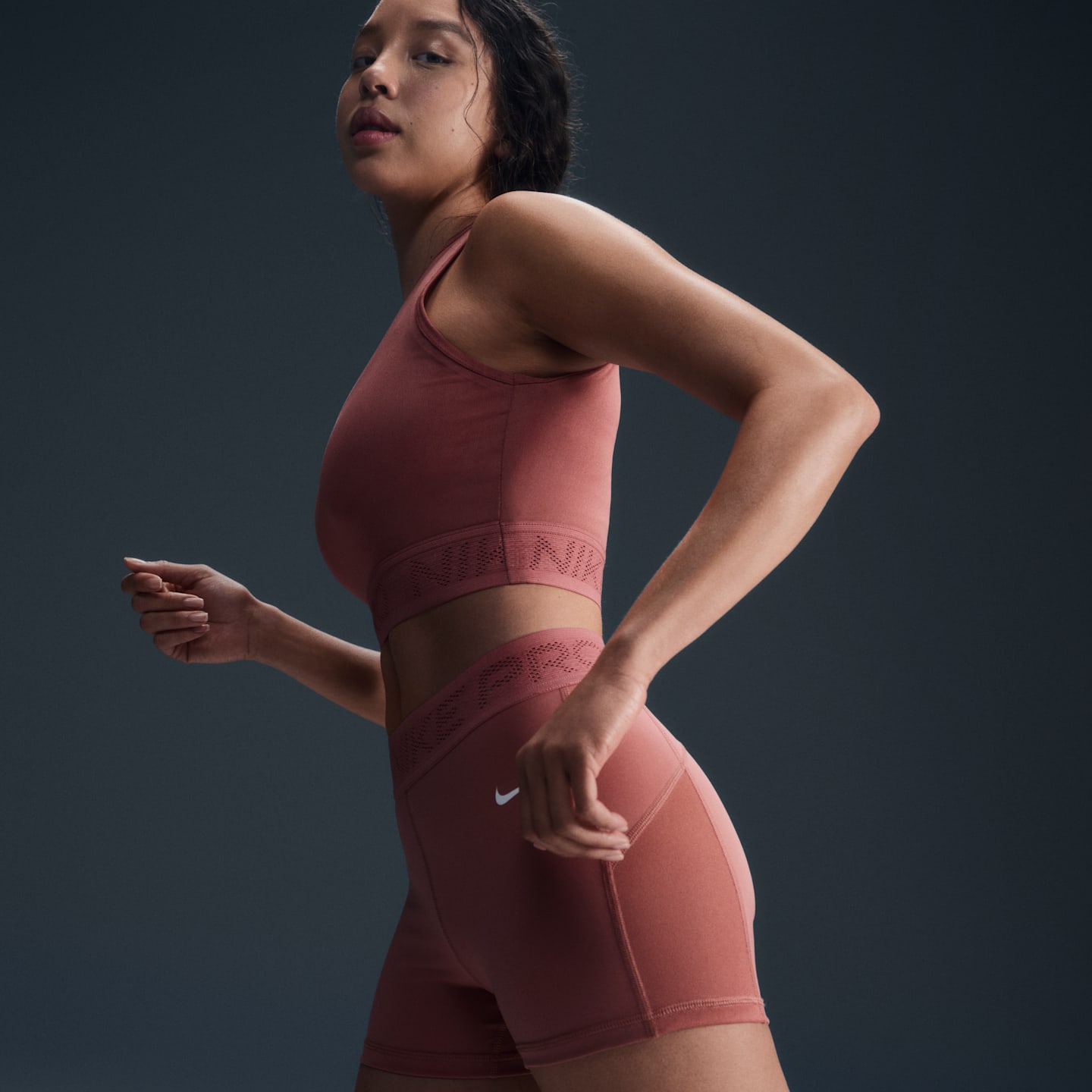 Женские шорты Nike Pro Mid-Rise 3" Mesh-Paneled, цвет: Розовый / Белый — фото 6