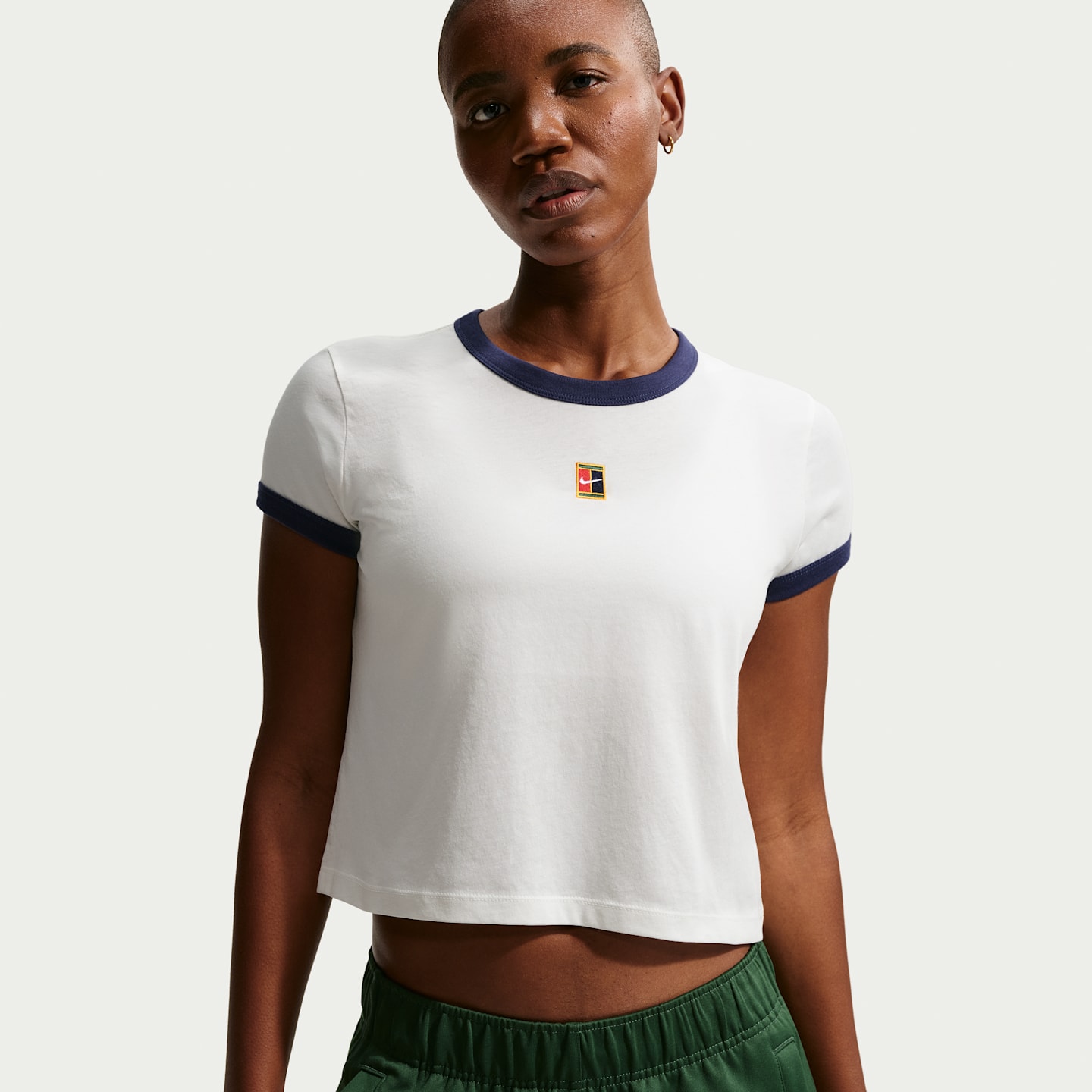 Женская теннисная футболка с коротким рукавом Nike Heritage, цвет: Молочный / Тёмно-синий — фото 1