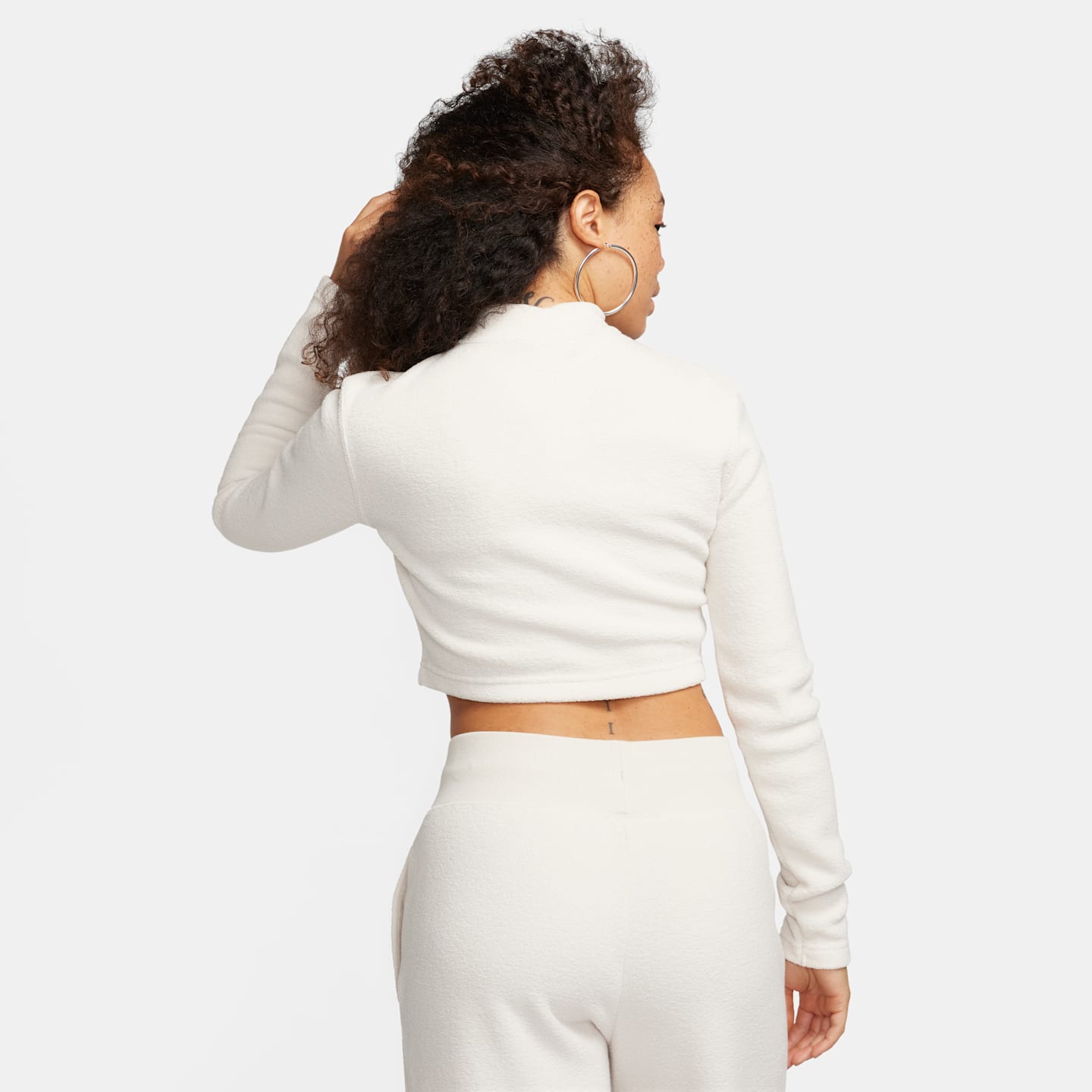 Женский топ Nike Sportswear Phoenix Plush Slim Mock-Neck Long-Sleeve Cropped Cozy Fleece, цвет: Коричневый / Молочный — фото 2