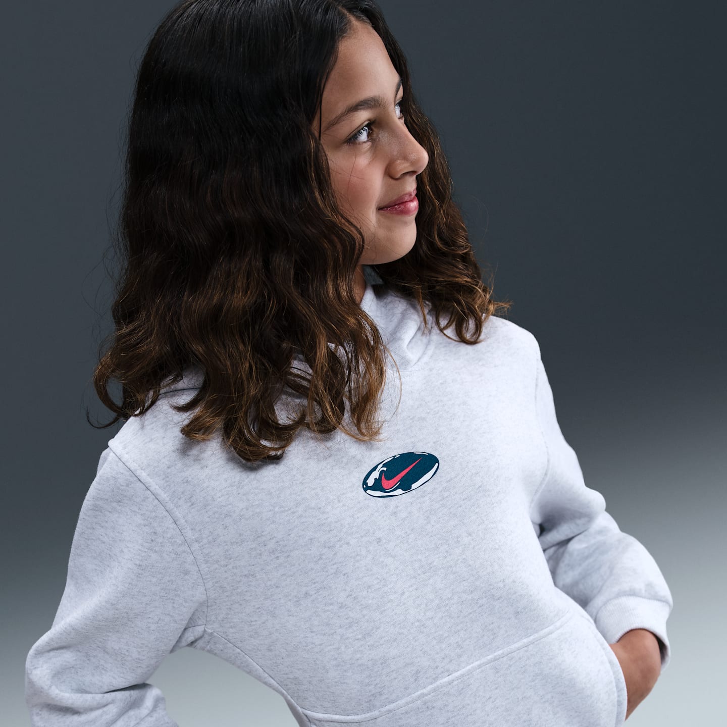 Детское худи Nike Sportswear Club Fleece, цвет: Берёзовый меланжевый / Малиновый — фото 2