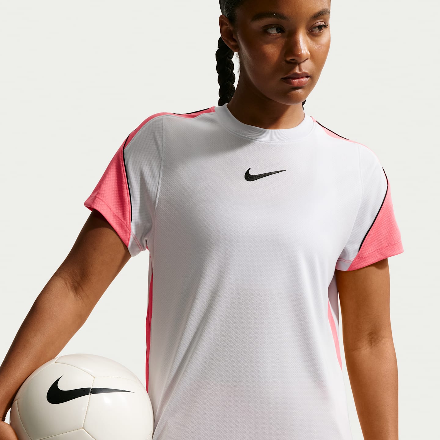 Женская футбольная футболка Nike Strike Alexia Putellas Dri-FIT, цвет: Платиновый / Морской коралловый — фото 3
