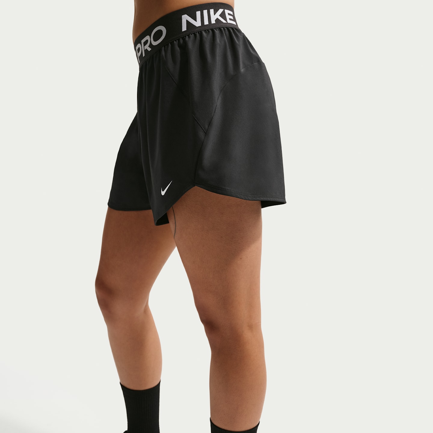 Женские тканые шорты Nike Pro Dri-FIT 3" со средней посадкой и встроенными брифами, цвет: Чёрный / Белый — фото 3