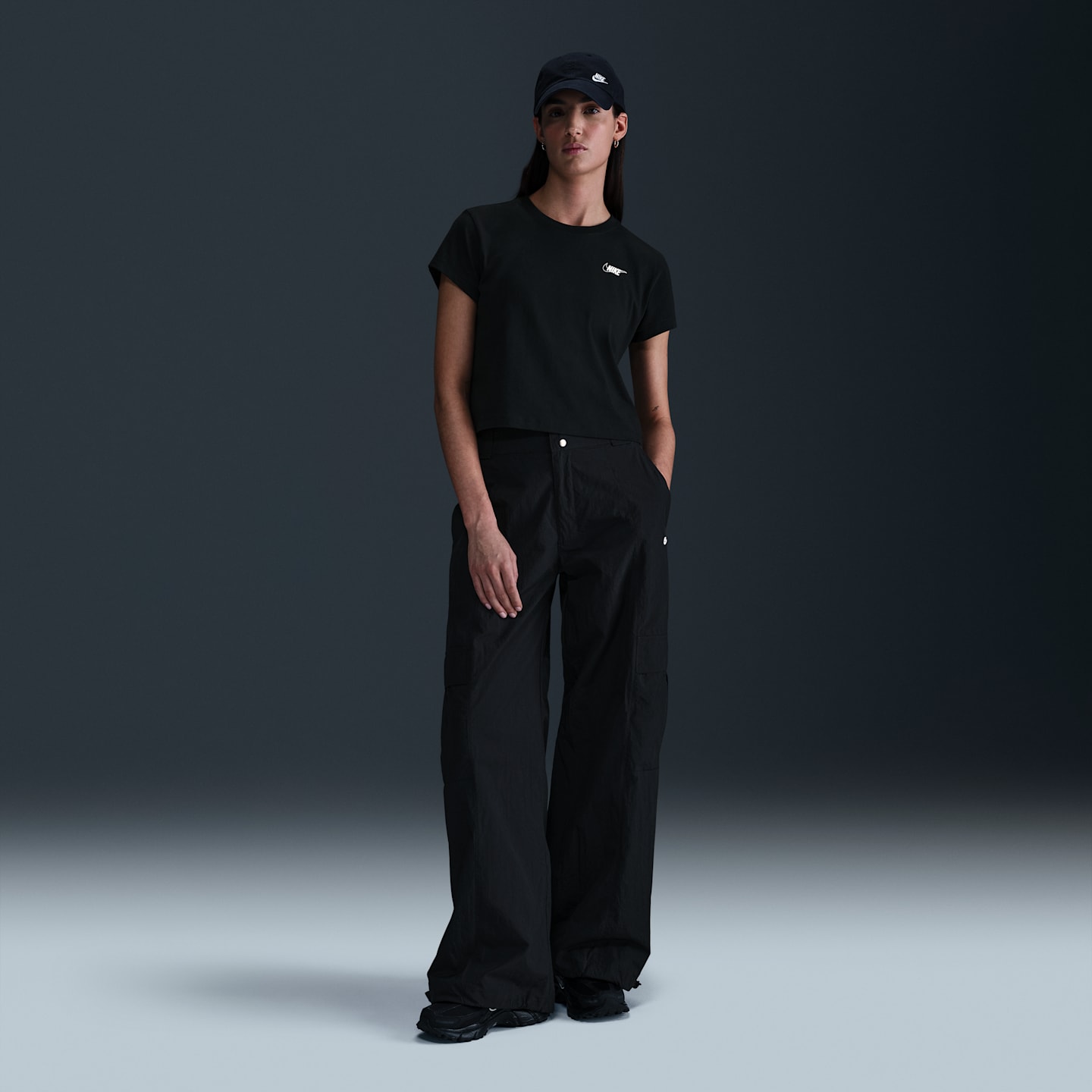 Женская укороченная футболка Nike Sportswear Club с принтом и коротким рукавом, цвет: Чёрный — фото 4