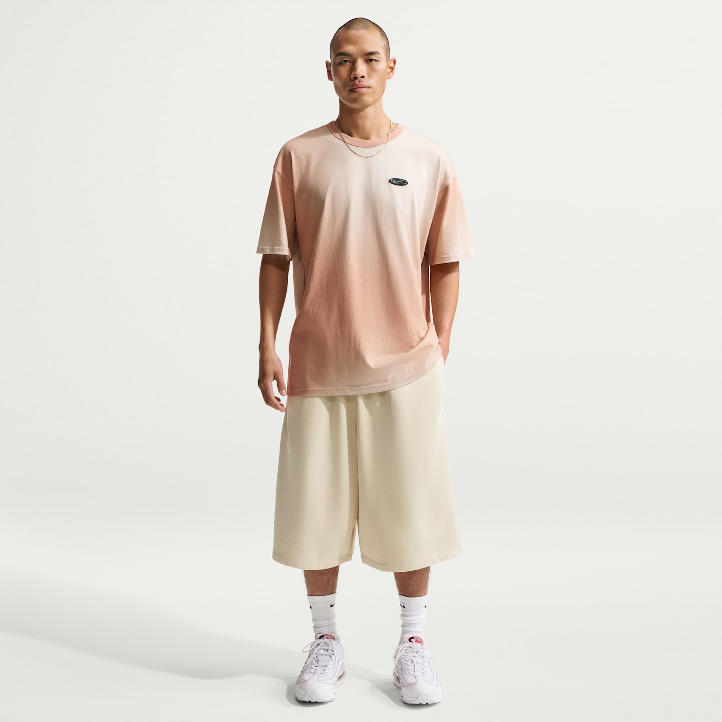 Мужские шорты Nike Sportswear Club из френч терри оверсайз, цвет: Светлый хаки / Белый — фото 1