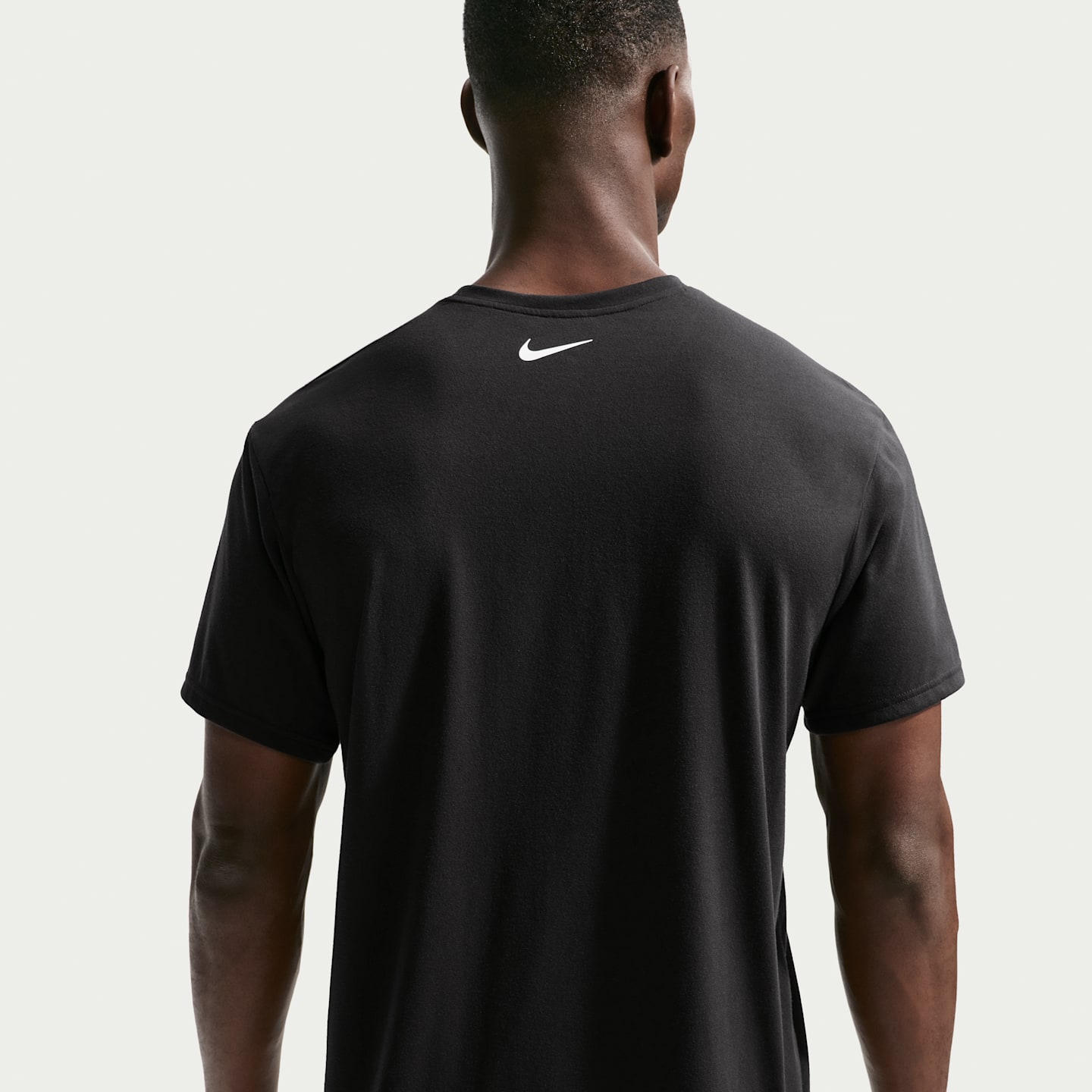 Мужская плавательная футболка Nike Swim Hydroguard Dri-FIT UV с коротким рукавом, цвет: Чёрный — фото 2