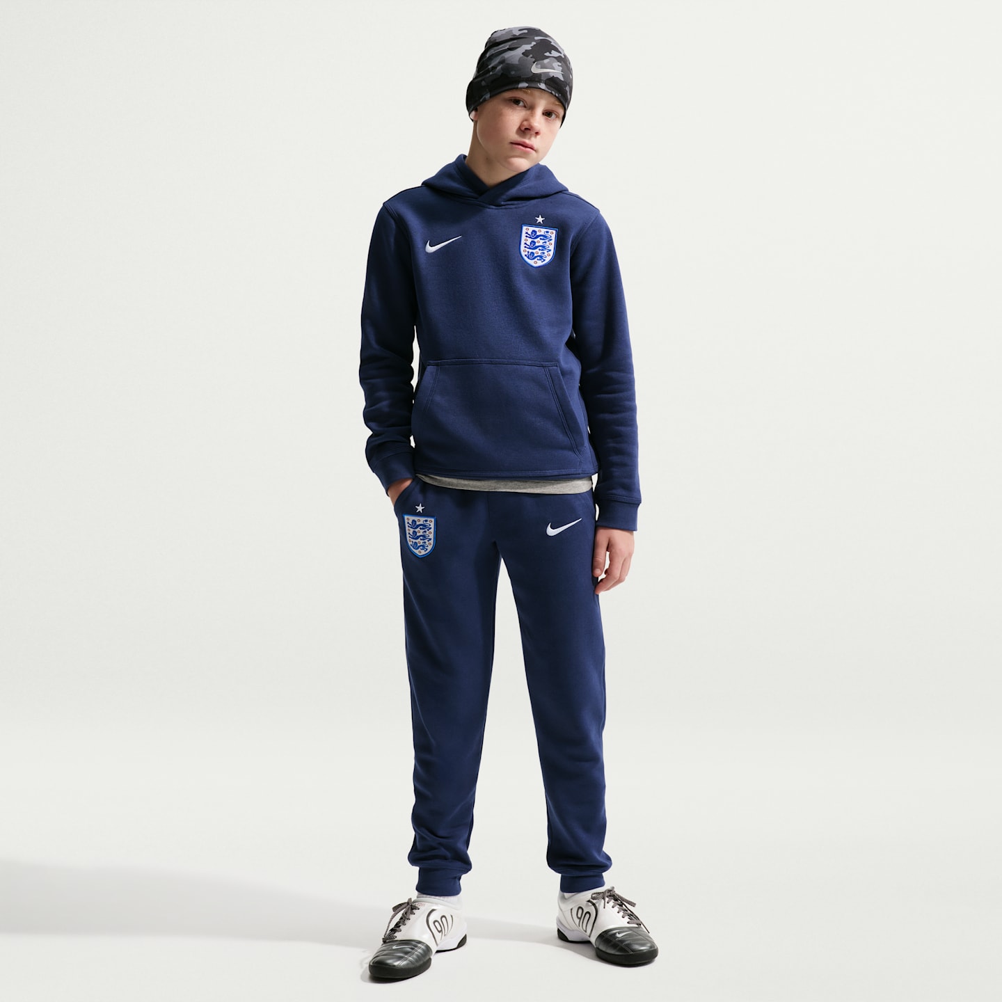 Детские футбольные джоггеры Nike England Club Fleece для мальчиков, цвет: Тёмно-синий / Белый